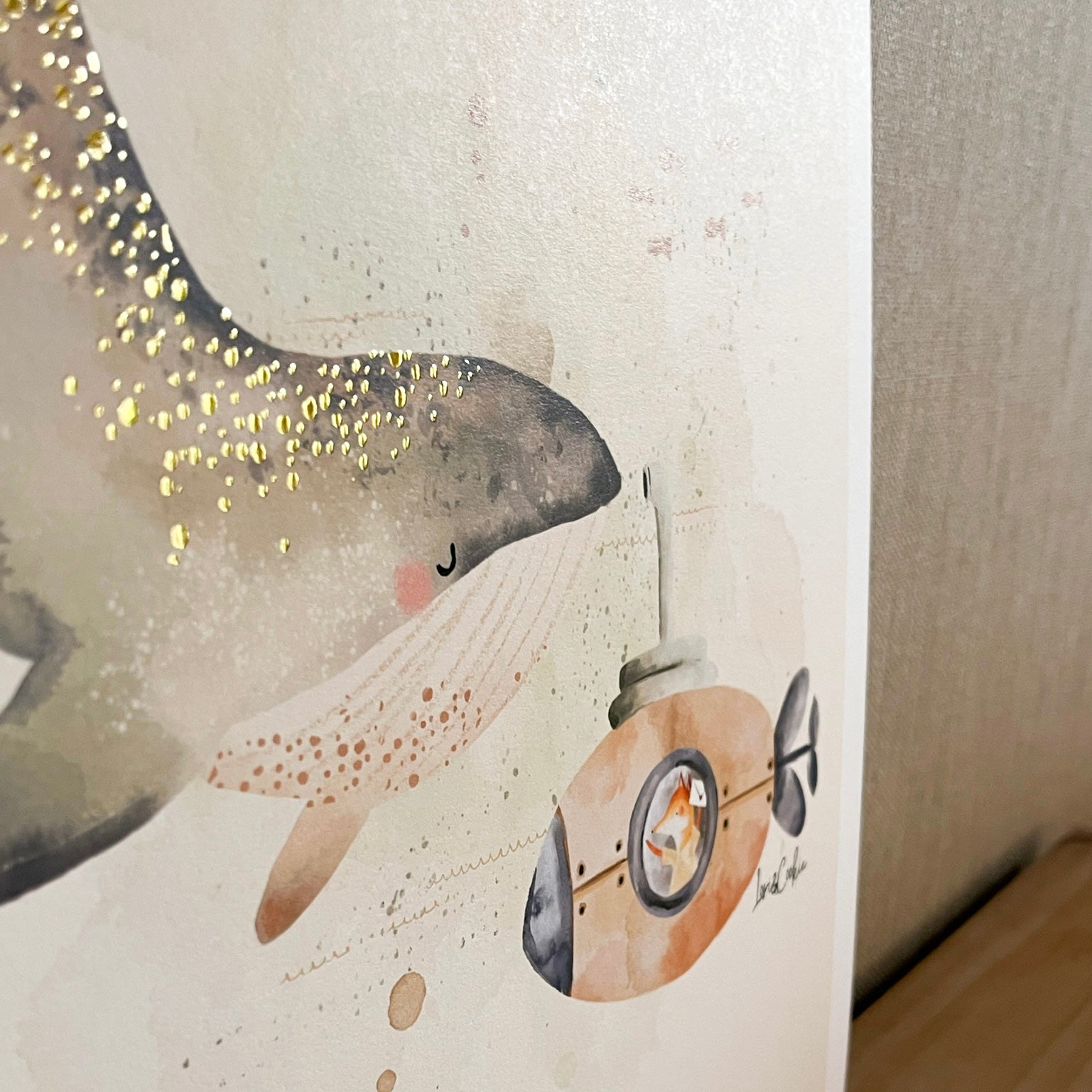 Handgeschilderde kinderkamer poster met goudfolie – "Zeedieren: Wally Walvis" (A3/A4)