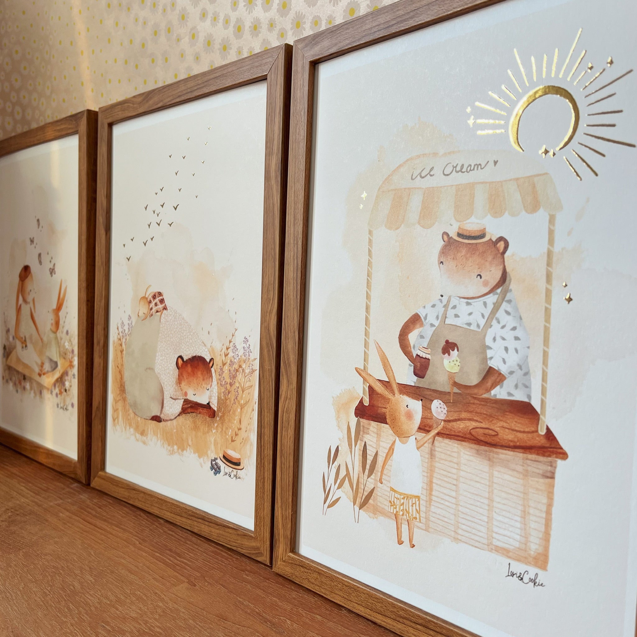 Goudfolie kinderkamer poster set van 3: De Ijsco kar, Het Middagdutje & Mama en Mia Konijn - A3 & A4