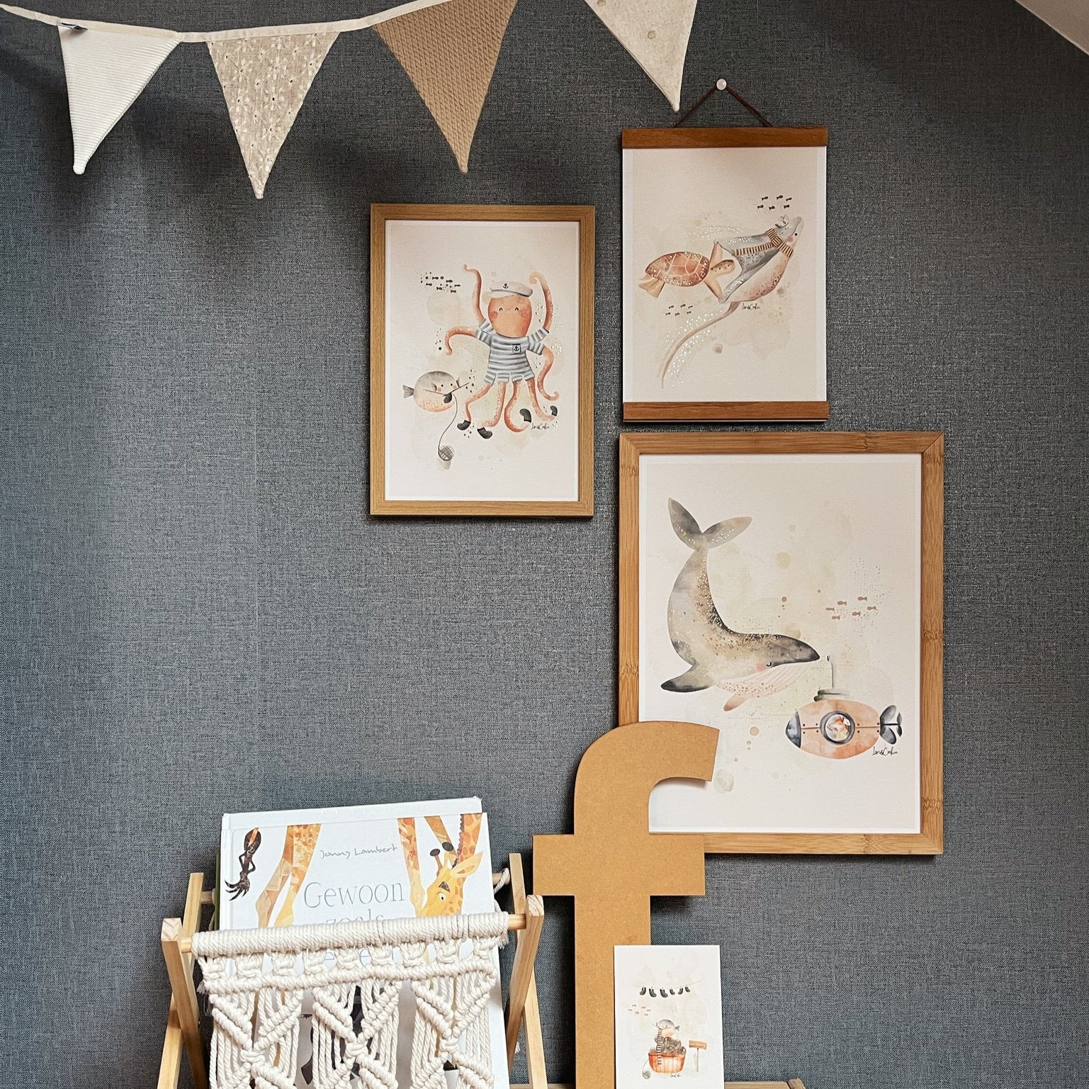 Handgeschilderde kinderkamer poster met goudfolie – "Zeedieren: Wally Walvis" (A3/A4)