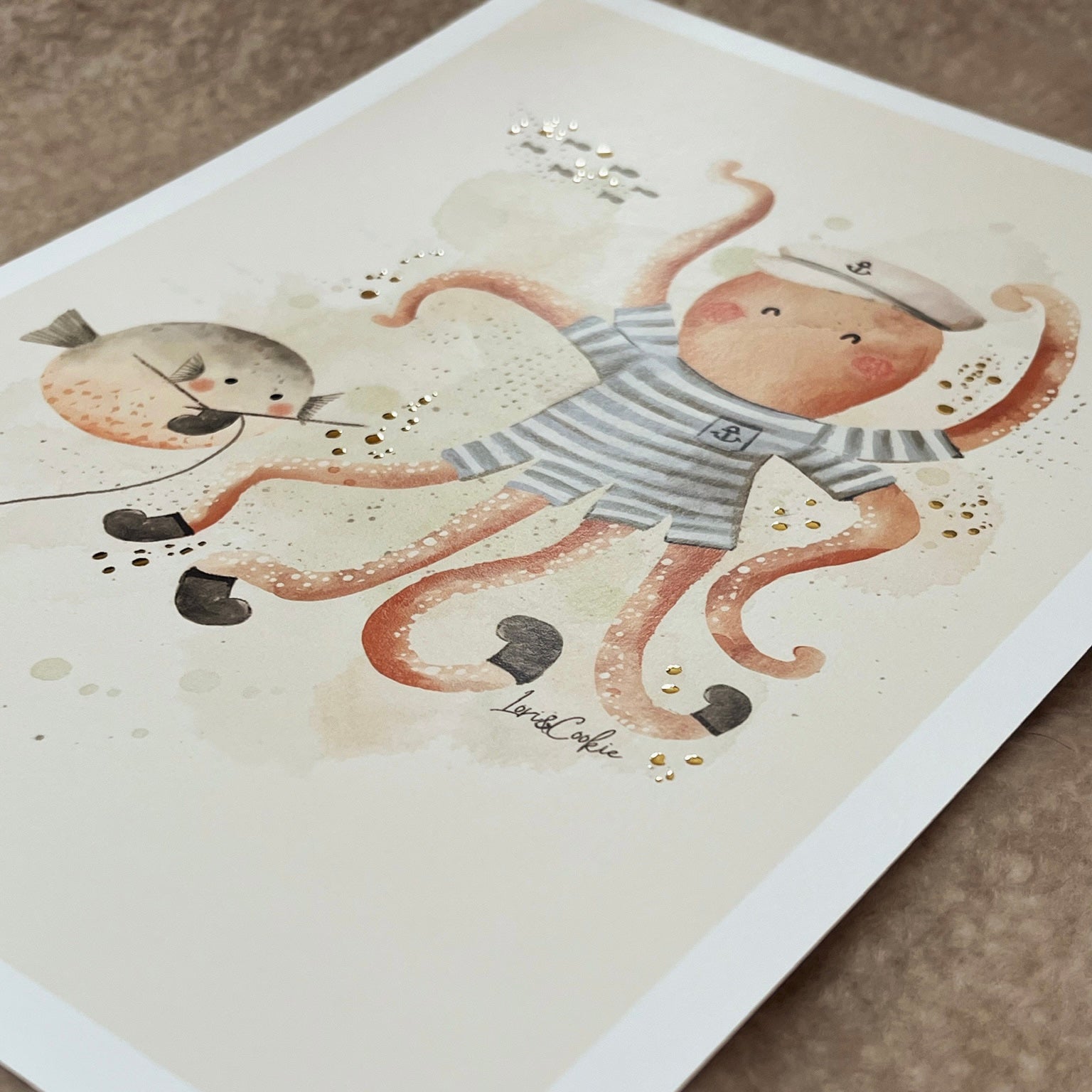 Handgeschilderde kinderkamer poster met goudfolie – "Zeedieren: Ollie Octopus" (A3/A4)