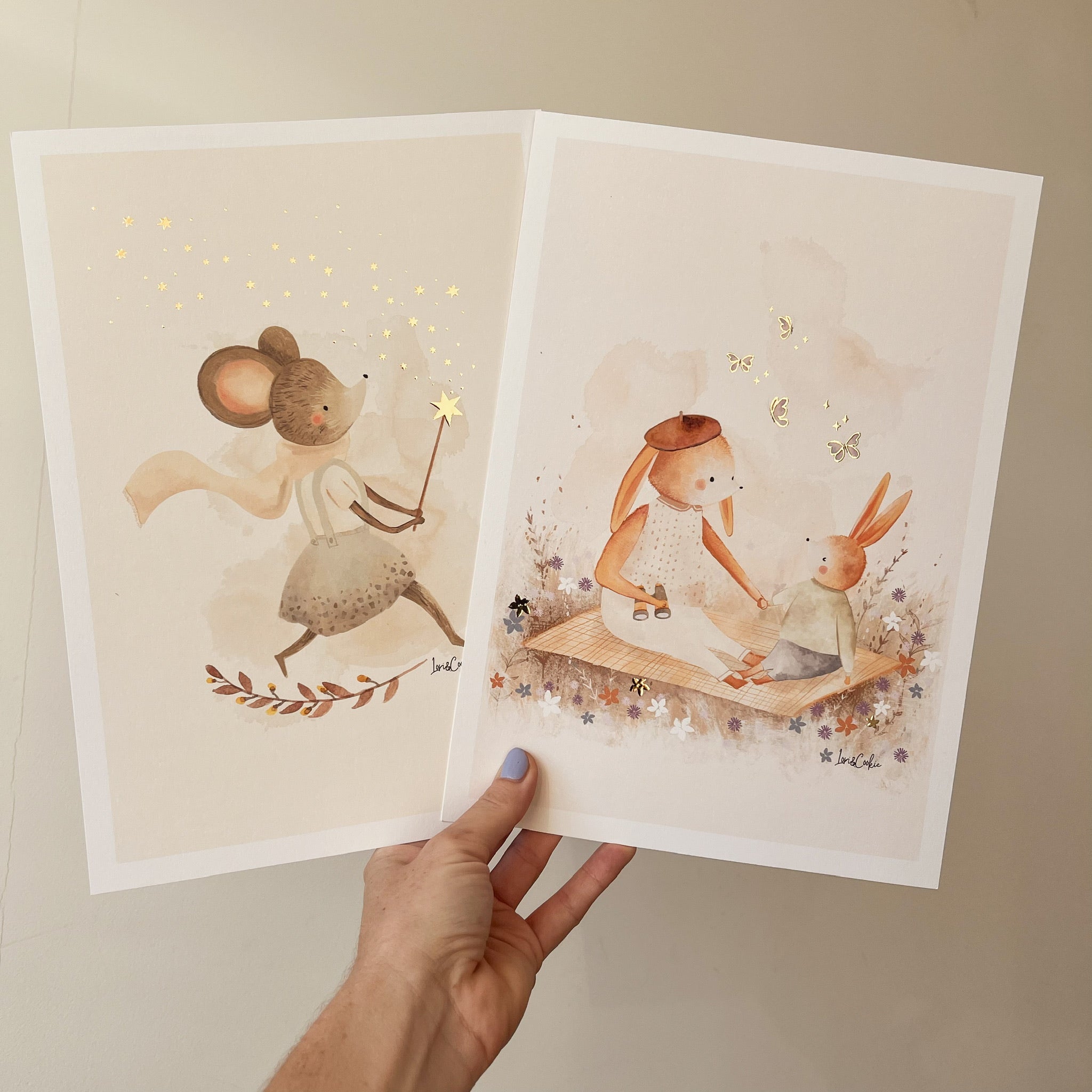 Goudfolie kinderkamer poster set van 2: "Maggie Muis" & "Mama en Mia Konijn"