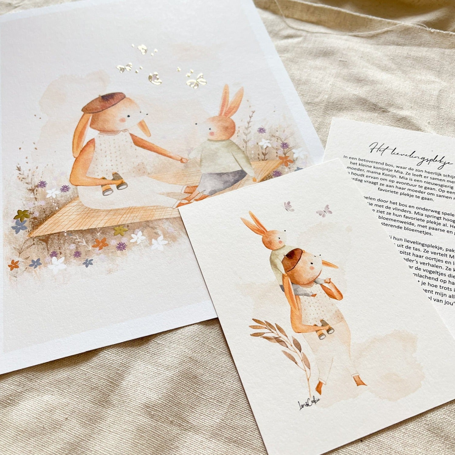 Handgeschilderde kinderkamer poster met goudfolie – "Mama en Mia Konijn" (A3/A4)