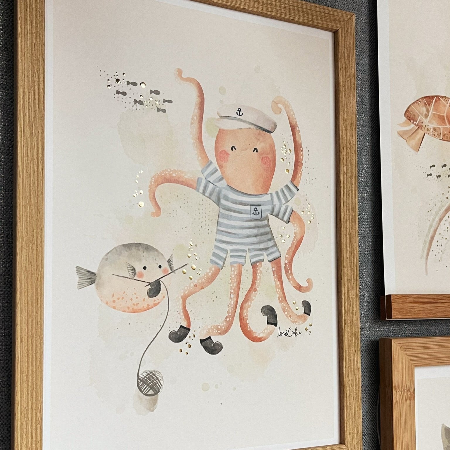 Handgeschilderde kinderkamer poster met goudfolie – "Zeedieren: Ollie Octopus" (A3/A4)