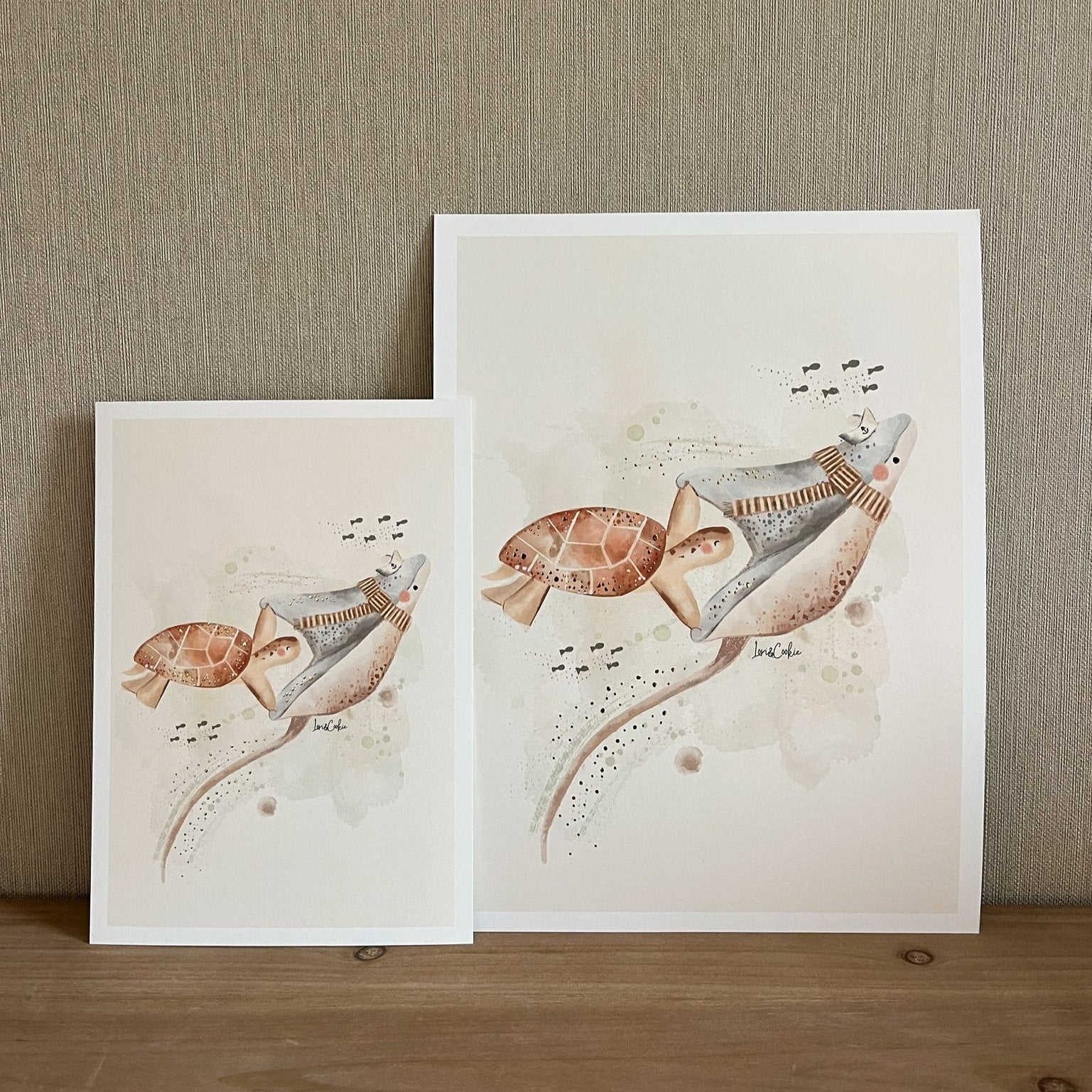 Handgeschilderde kinderkamer poster met goudfolie – "Zeedieren: Sammie & Roger" (A3/A4)