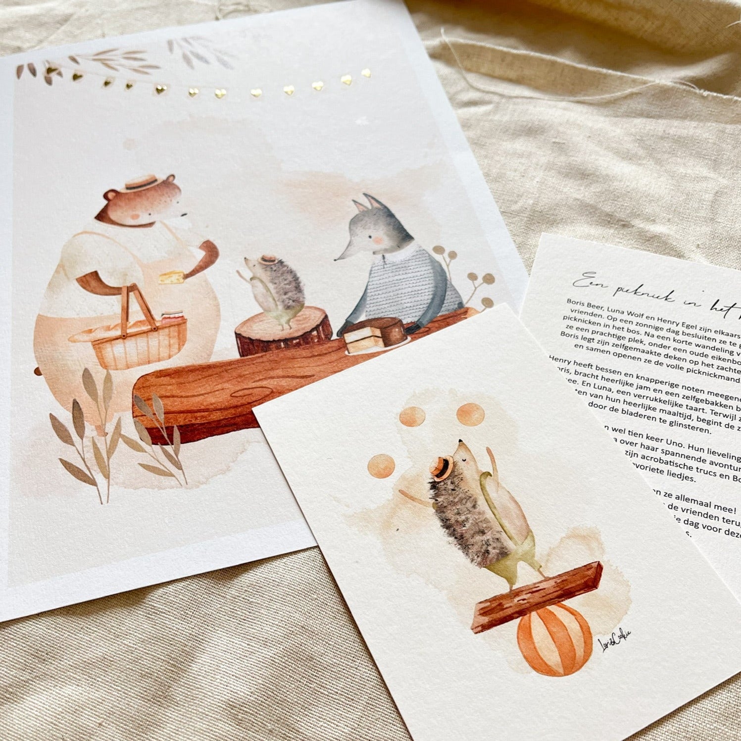 Handgeschilderde kinderkamer poster met goudfolie – "De Vriendenpicknick" (A3/A4)