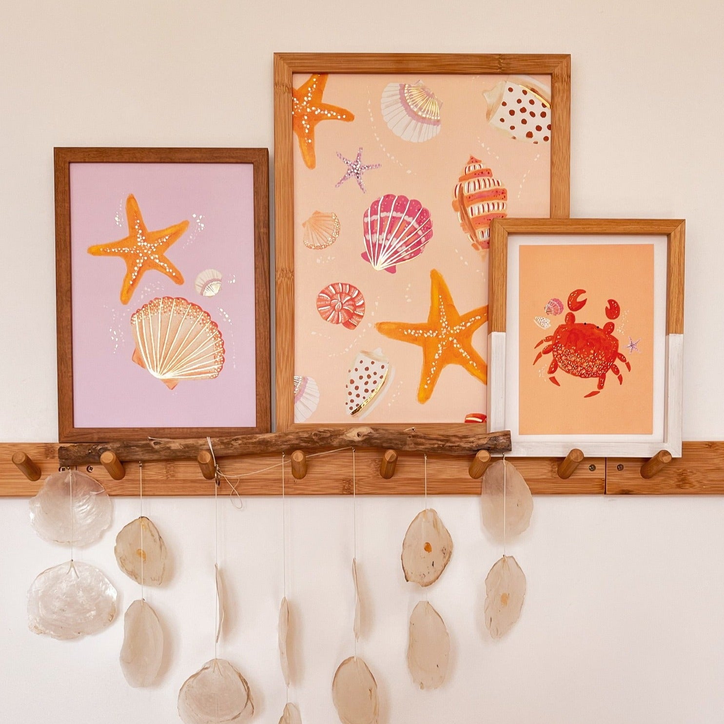 Goudfolie kinderkamer poster set van 3: Peachy Beach met schelpen