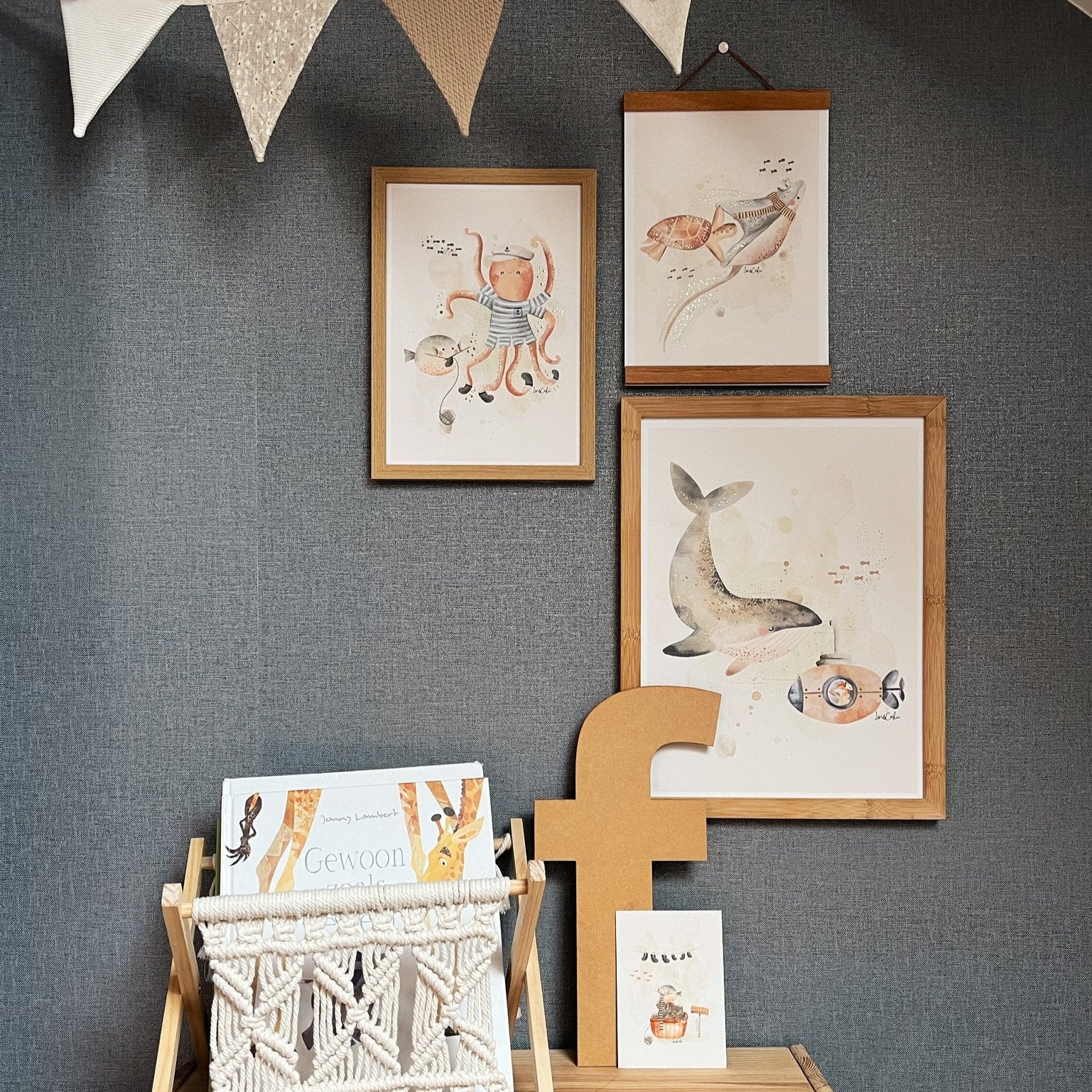 Handgeschilderde kinderkamer poster met goudfolie – "Zeedieren: Sammie & Roger" (A3/A4)