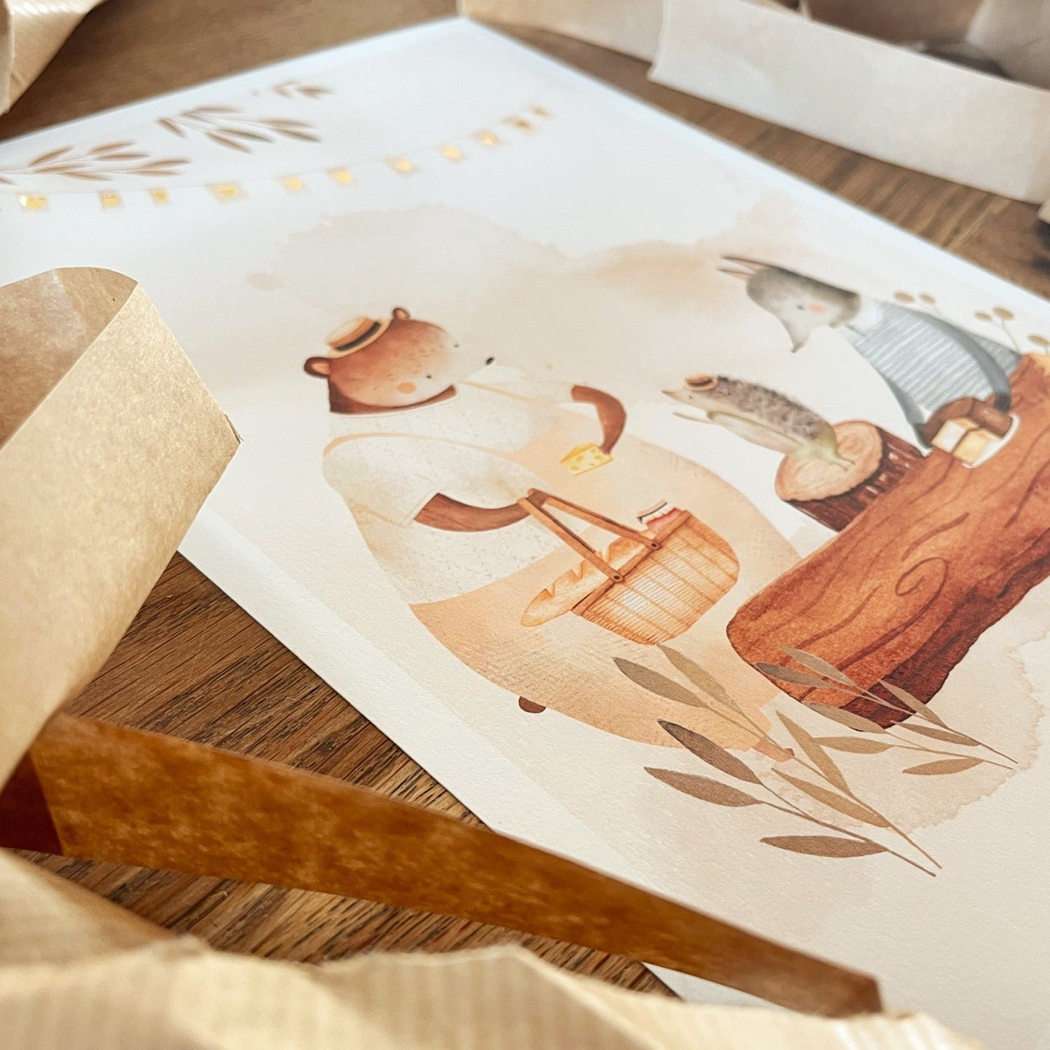Handgeschilderde kinderkamer poster met goudfolie – "De Vriendenpicknick" (A3/A4)