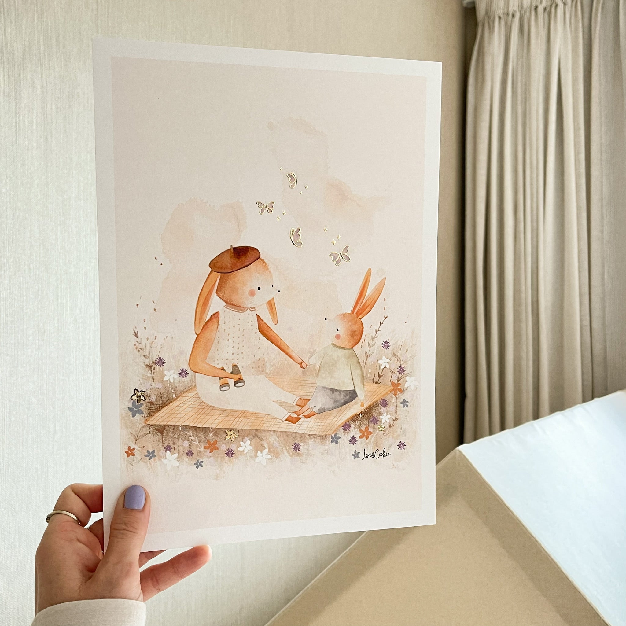 Handgeschilderde kinderkamer poster met goudfolie – "Mama en Mia Konijn" (A3/A4)