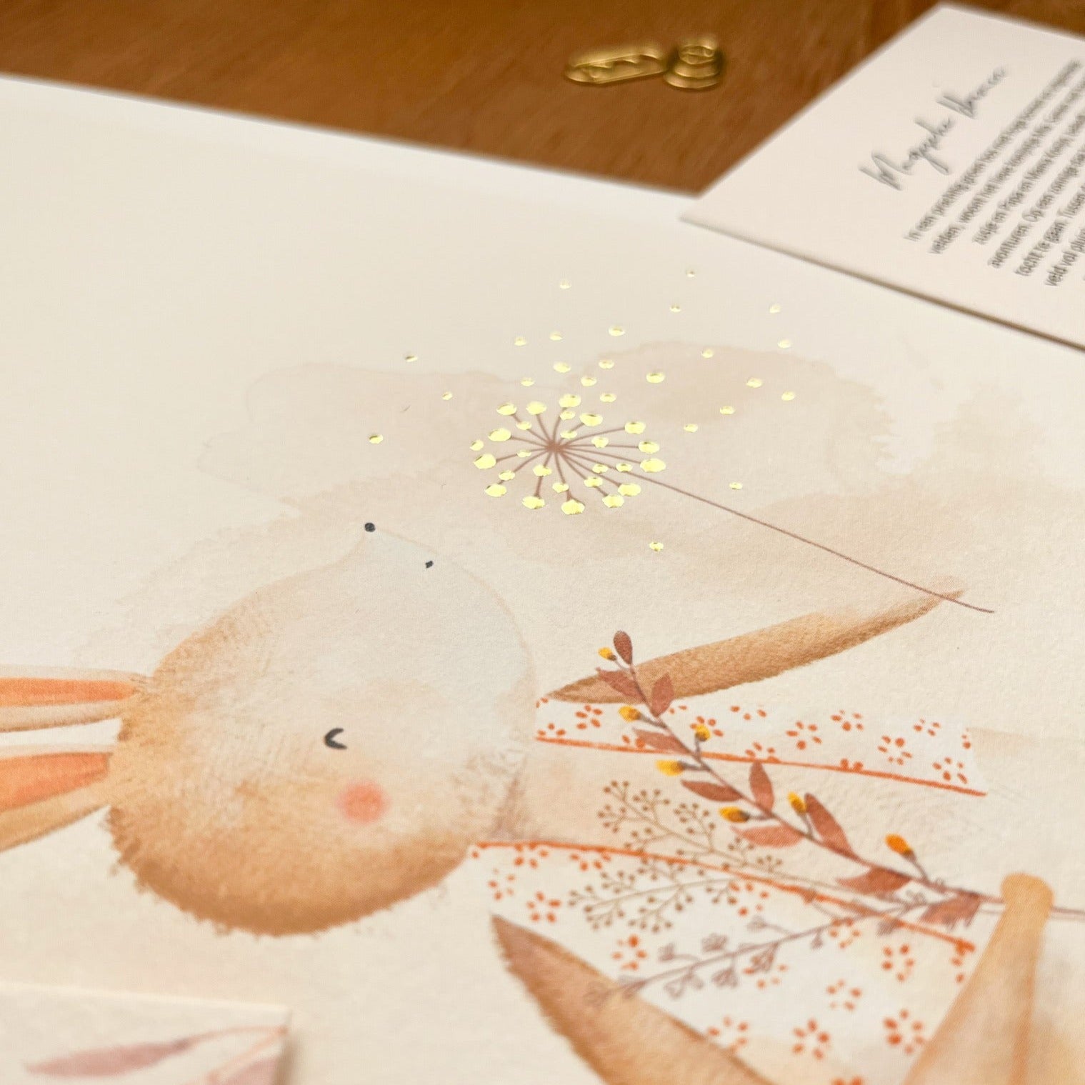 Handgeschilderde kinderkamer poster met goudfolie – "Konijntje Mia" (A3/A4)