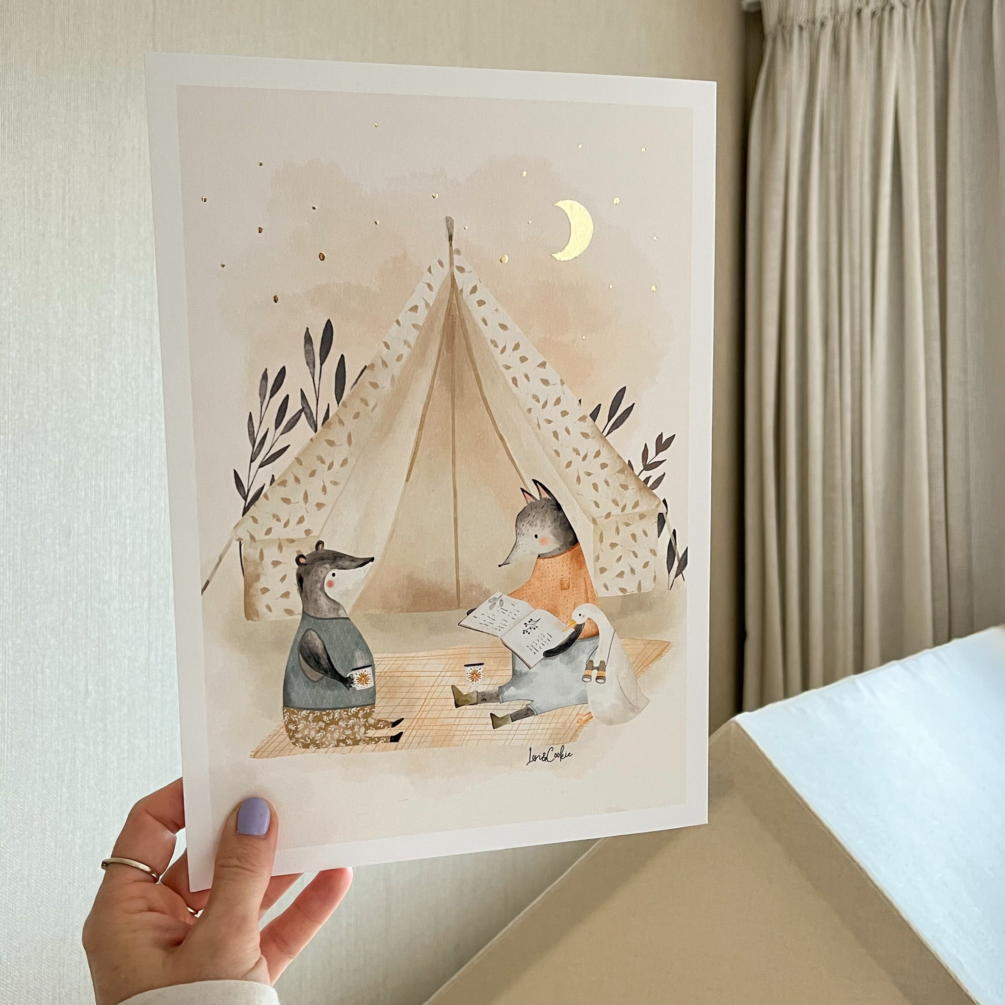 Handgeschilderde kinderkamer poster met goudfolie – "Het Kampeeravontuur" (A3/A4)