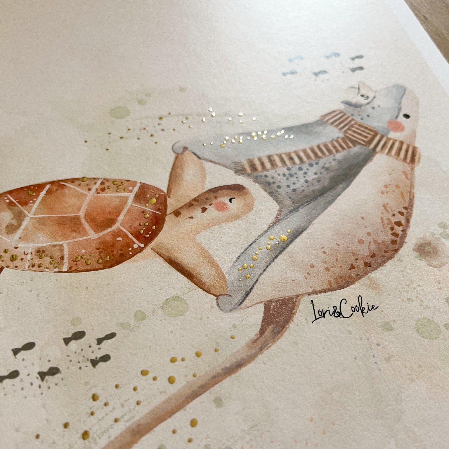 Handgeschilderde kinderkamer poster met goudfolie – "Zeedieren: Sammie & Roger" (A3/A4)