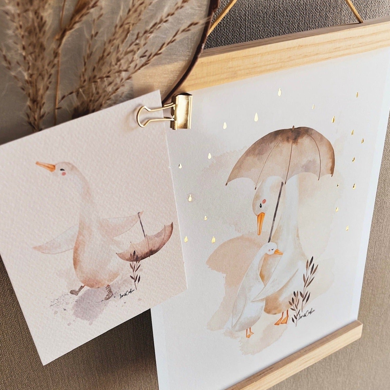 Handgeschilderde kinderkamer poster met goudfolie – "Mama en Bobbie Gans" (A3/A4)