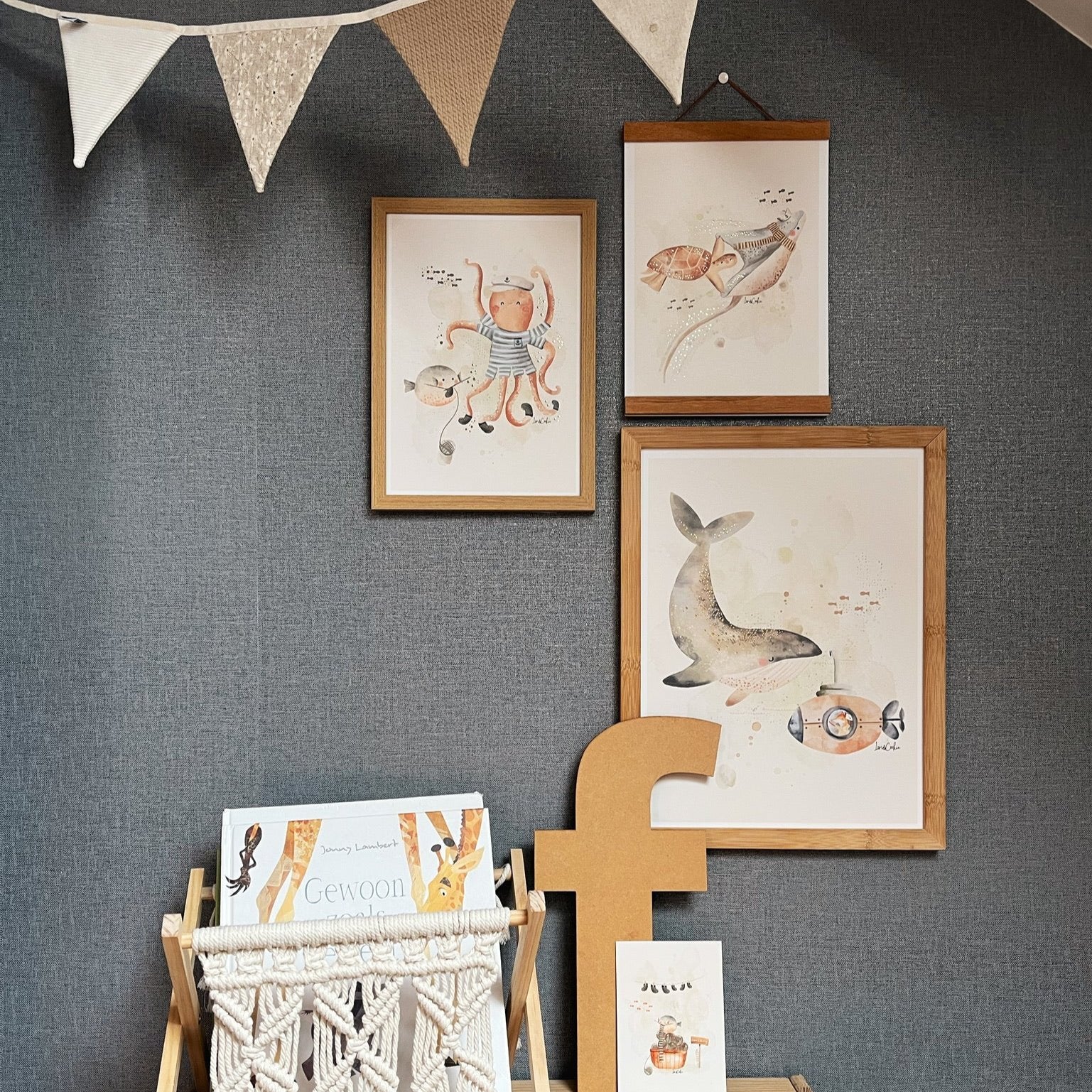 Handgeschilderde kinderkamer poster met goudfolie – "Zeedieren: Ollie Octopus" (A3/A4)