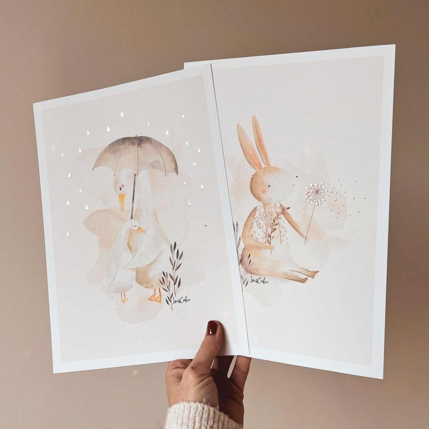 Handgeschilderde kinderkamer poster met goudfolie – "Mama en Bobbie Gans" (A3/A4)
