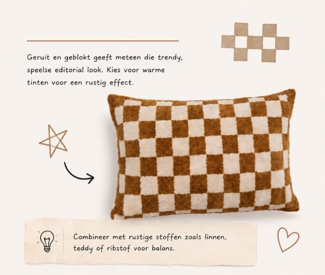 Speelse kleine jongenskamer met kleurrijke accenten en checkerboard patroon zoals kussens en posters. Helemaal de trend van 2026