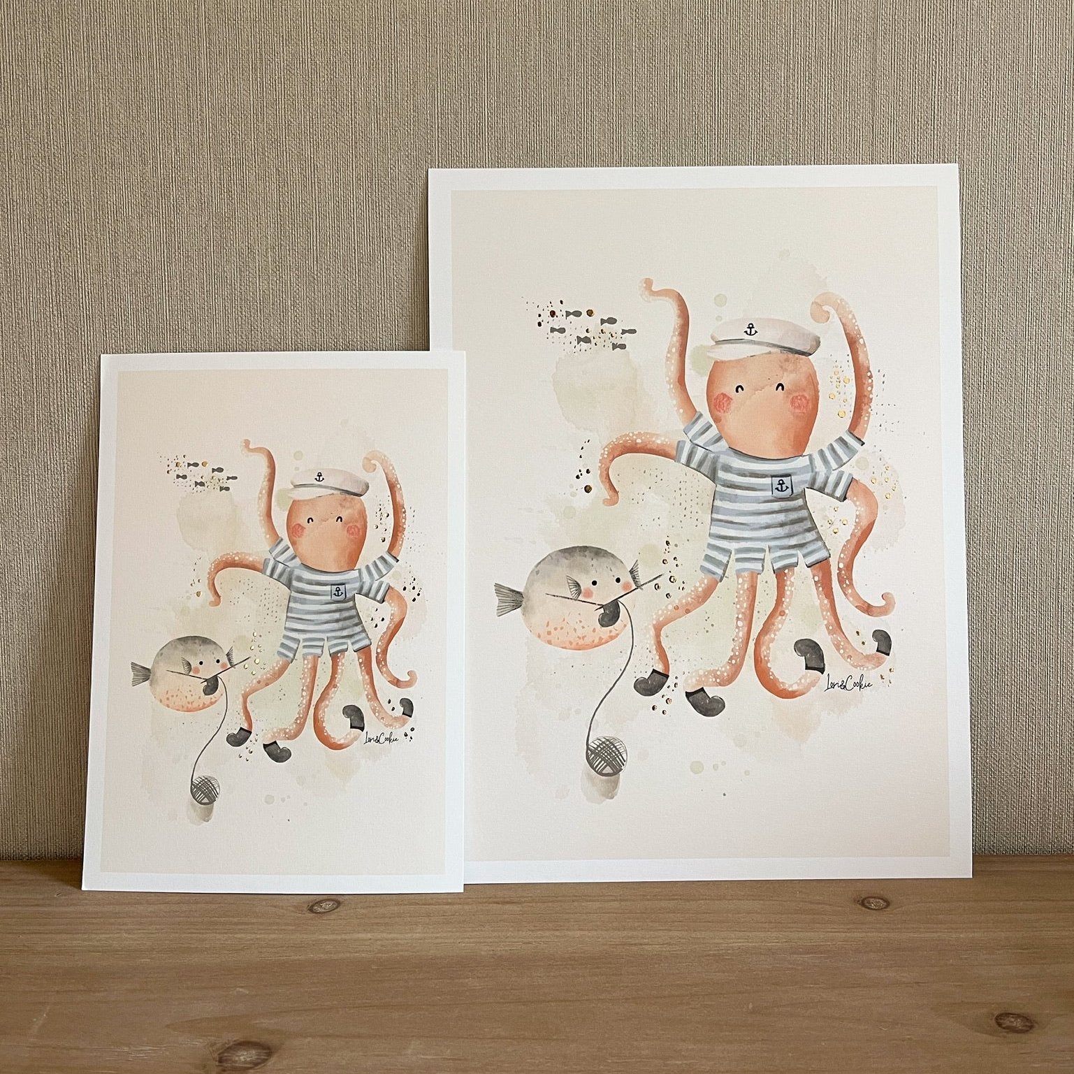 Handgeschilderde kinderkamer poster met goudfolie – "Zeedieren: Ollie Octopus" (A3/A4)