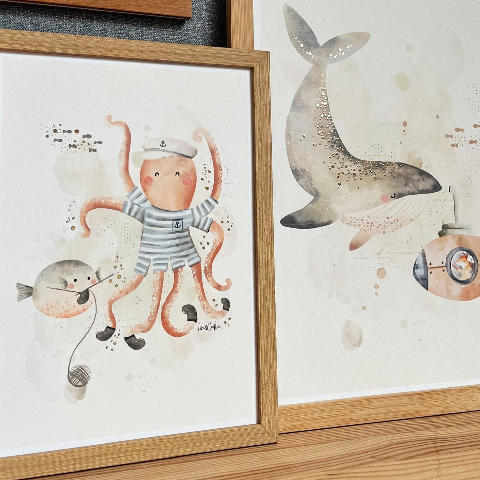 Handgeschilderde kinderkamer poster met goudfolie – "Zeedieren: Ollie Octopus" (A3/A4)