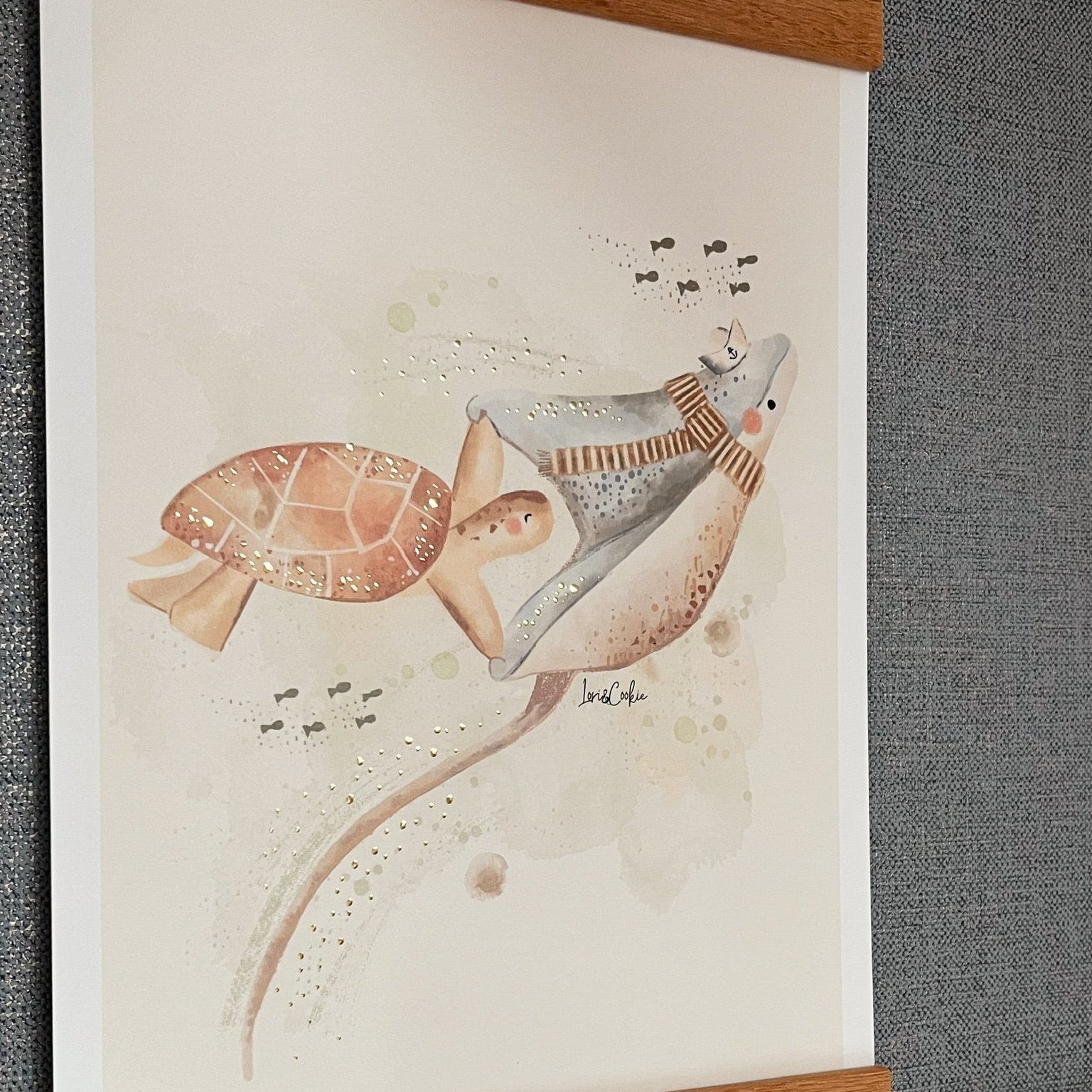 Handgeschilderde kinderkamer poster met goudfolie – "Zeedieren: Sammie & Roger" (A3/A4)