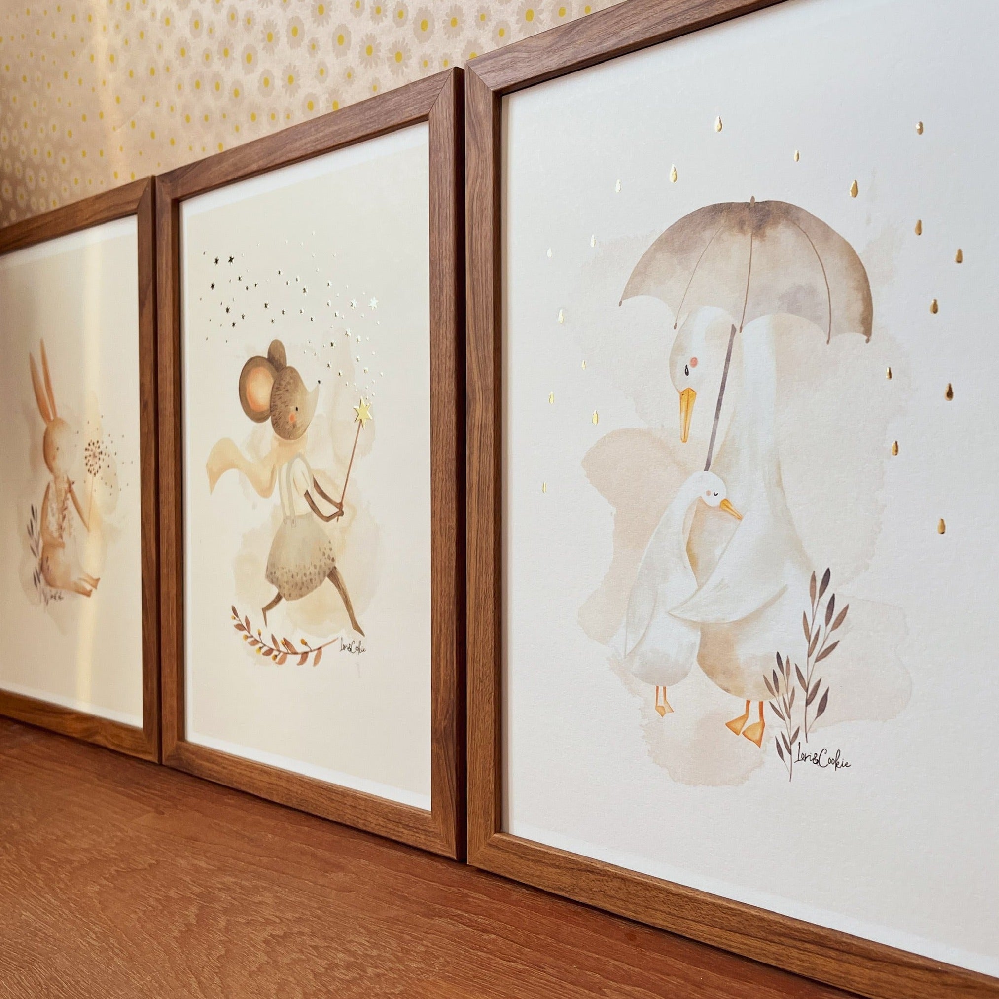 Handgeschilderde kinderkamer poster met goudfolie – "Mama en Bobbie Gans" (A3/A4)