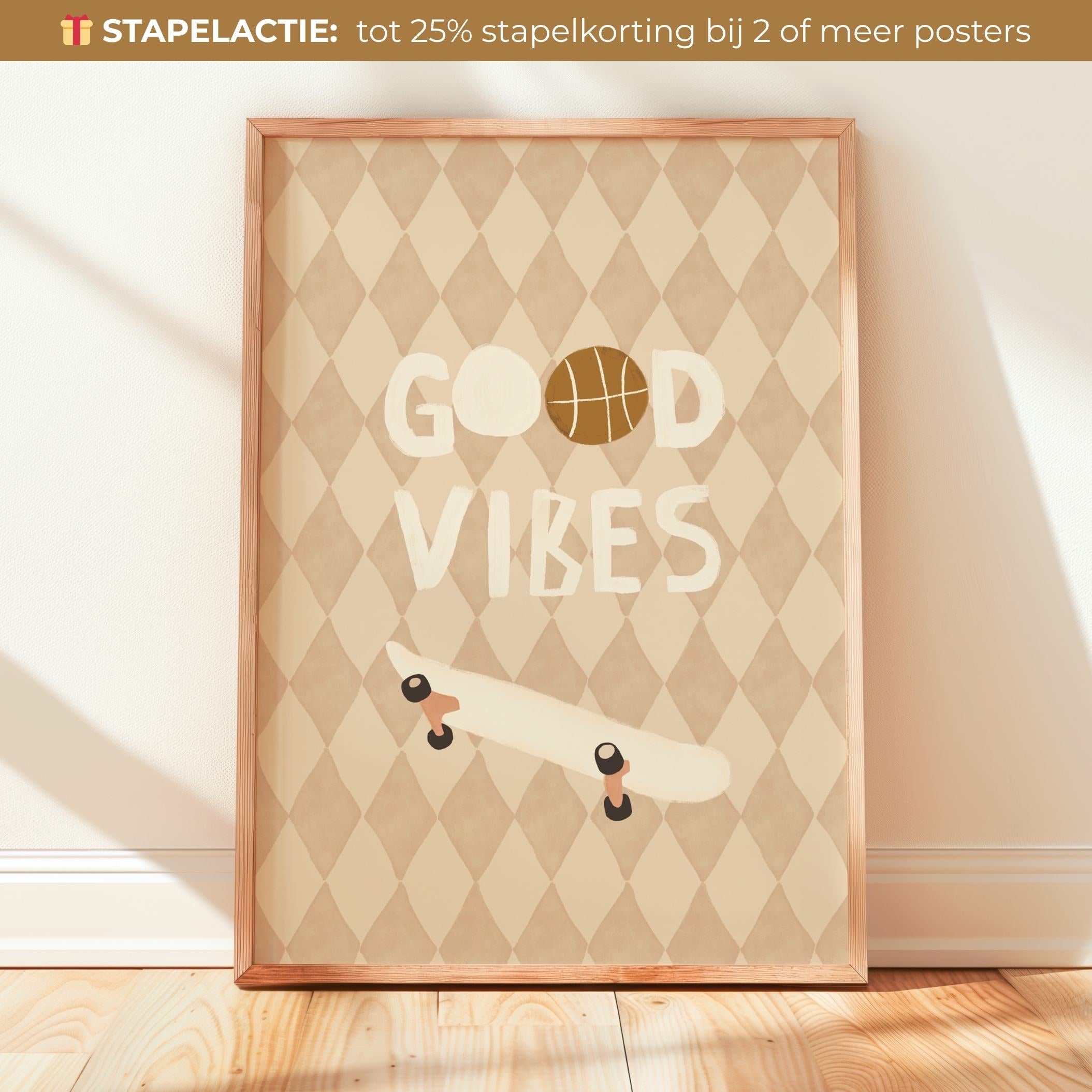 Handgeschilderde Kinderkamer poster met skateboard en basketbal op ruitjespatroon. Door Lori & Cookie Kidsdeco