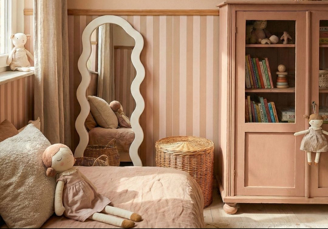 Meisjeskamer met strepen lambrisering, natuurlijke materialen en decoratie in warme kleuren.