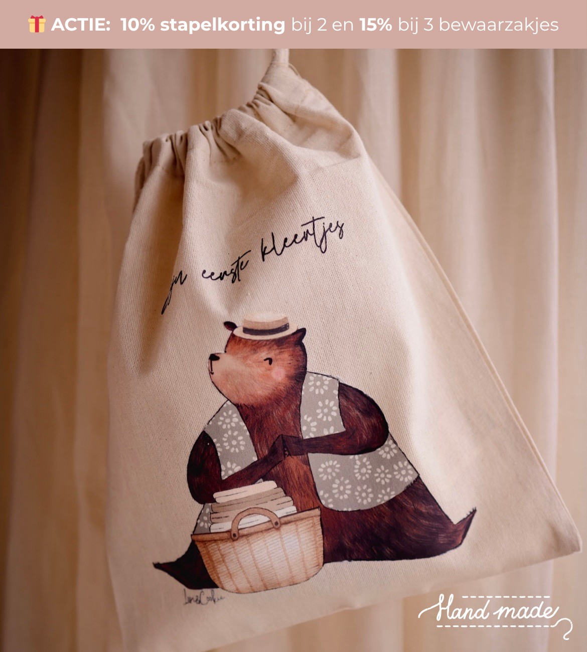 XL katoenen bewaarzakje Mijn Eerste Kleertjes met originele illustratie van Lori & Cookie