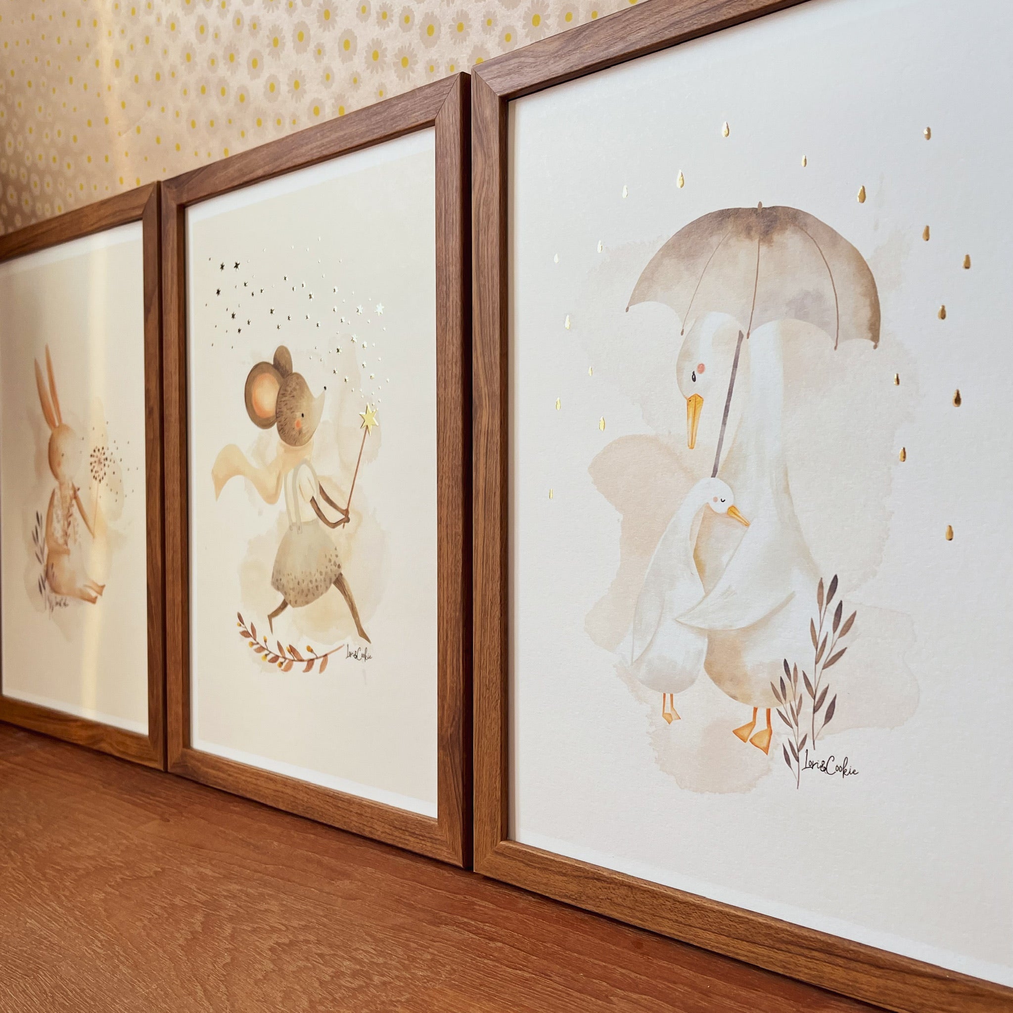 Meisjeskamer inspiratie met goudfolie kinderkamer poster in houten lijst