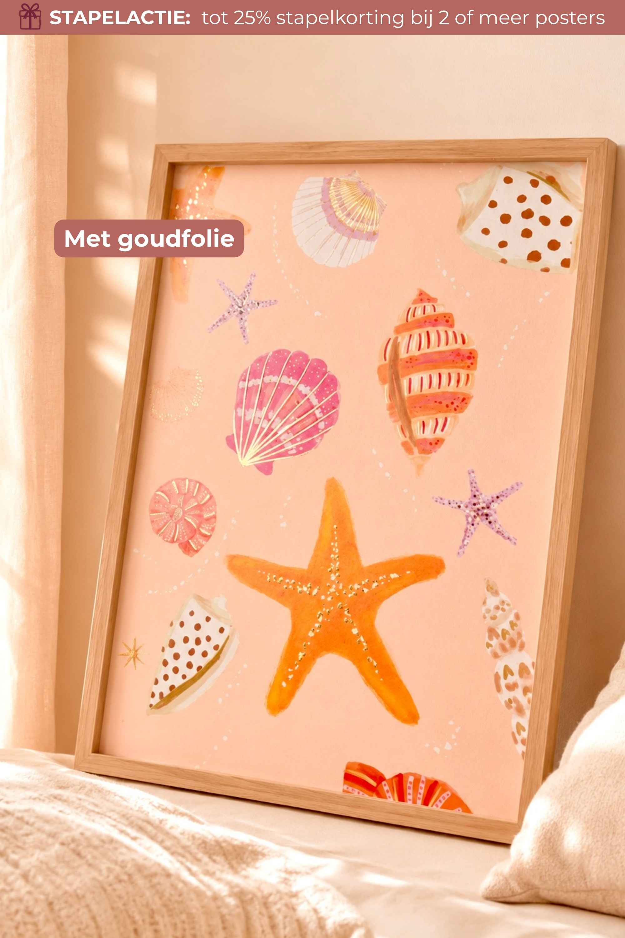 Handgeschilderde kinderkamer poster met schelpen en goudfolie details in houten lijst