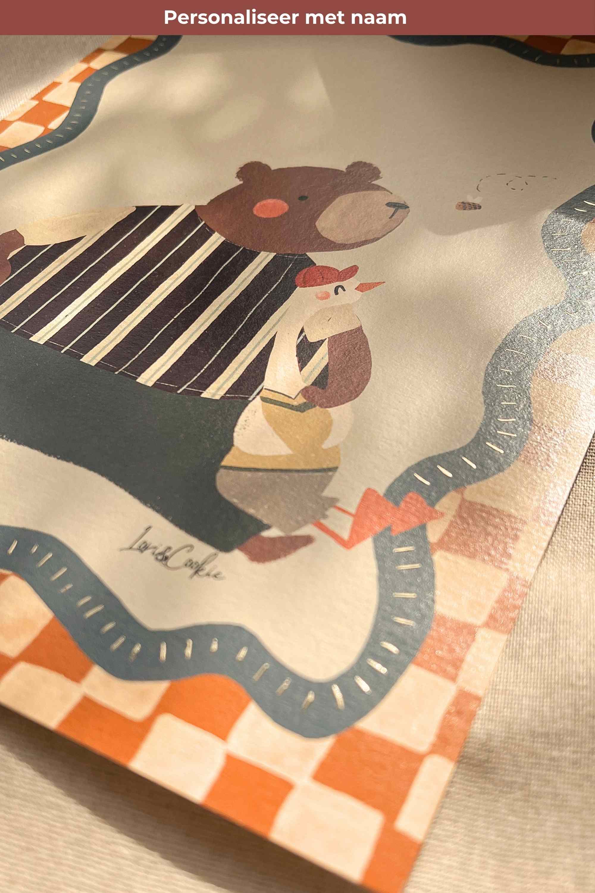 Detail van handgeschilderde beer poster met goudfolie details voor kinderkamer