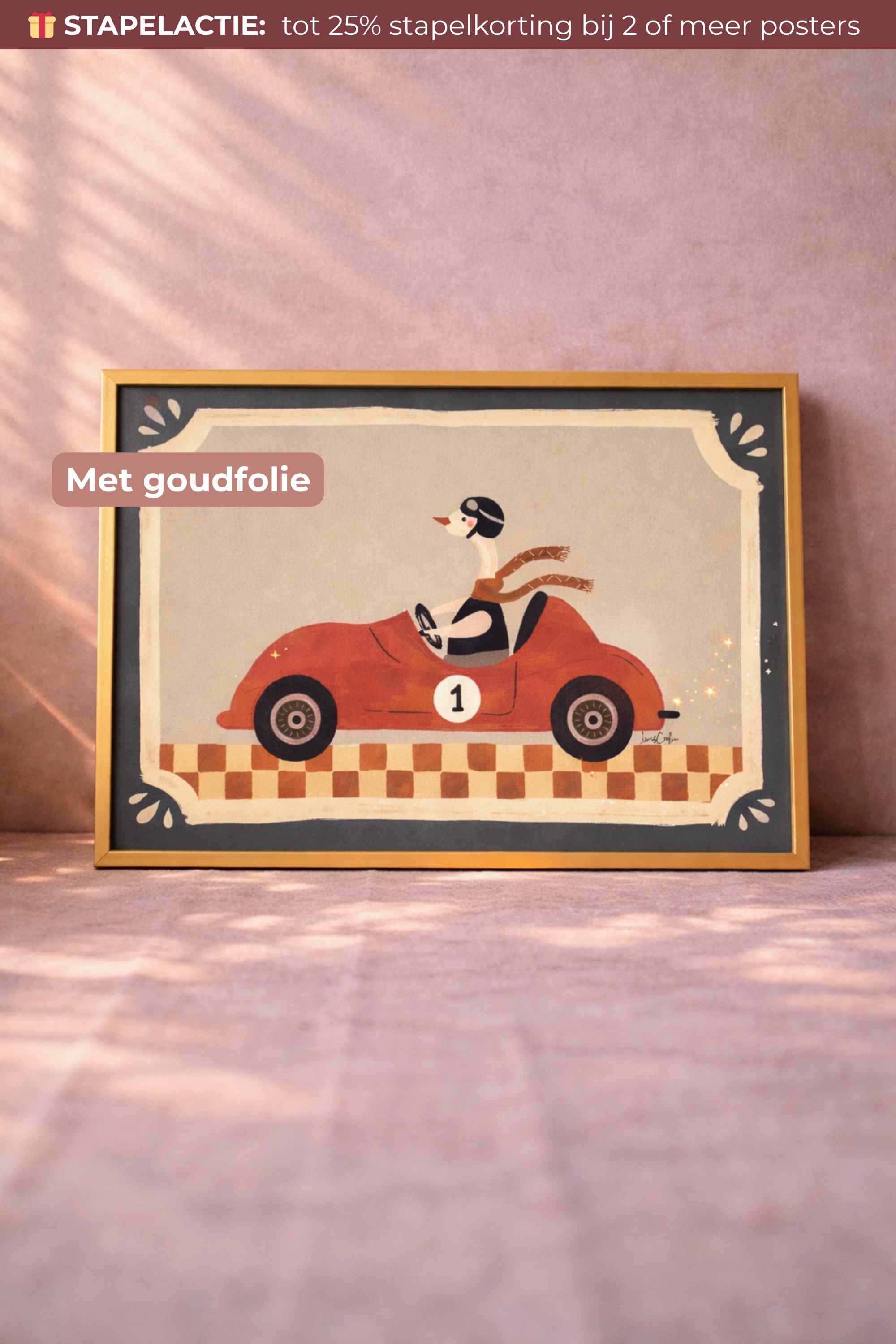 Handgeschilderde kinderkamerposter met raceauto en goudfolie details