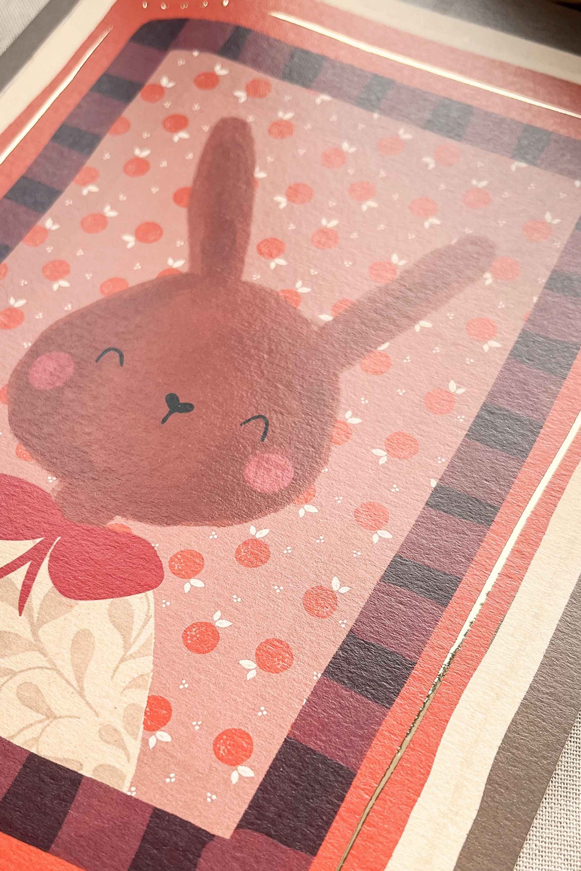 Detail van konijn poster met patroon en goudfolie voor kinderkamer