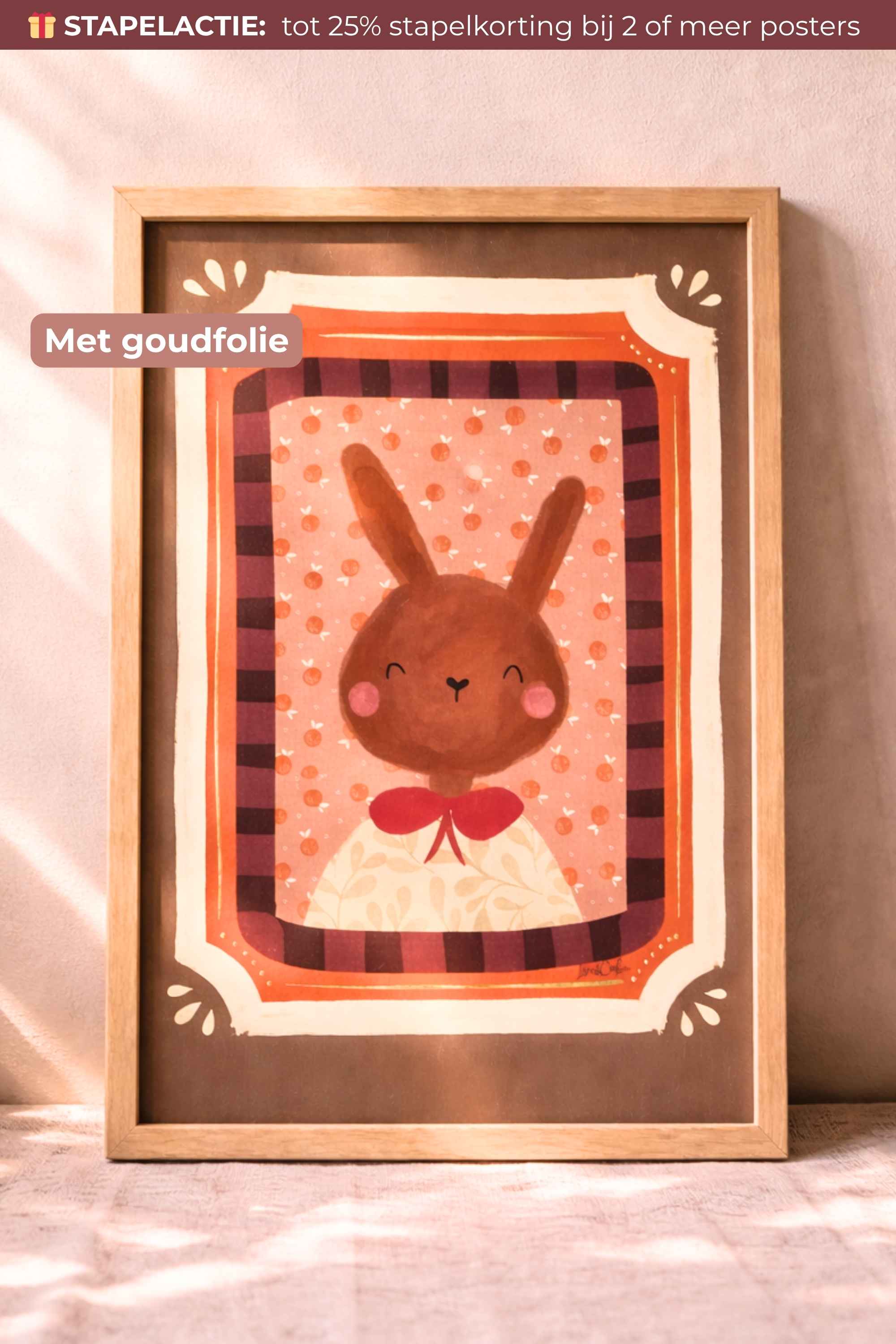 Handgeschilderde kinderkamerposter met konijn portret en goudfolie details