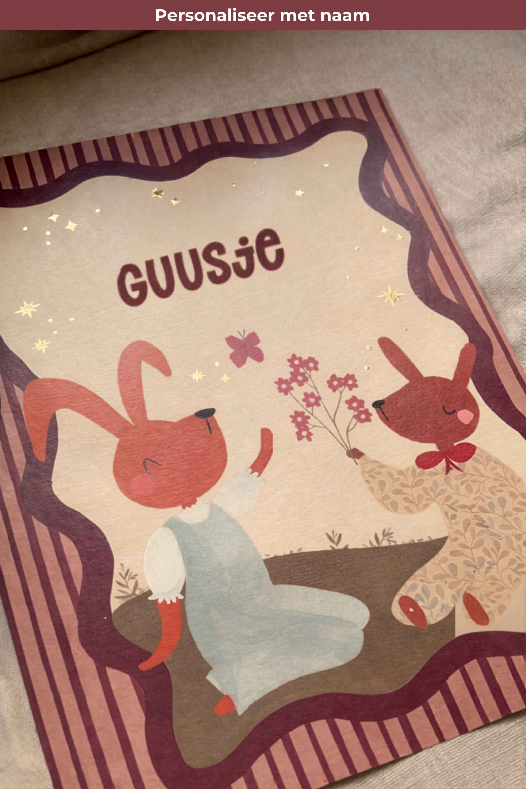 Detail van gepersonaliseerde en handgeschilderde konijntjes poster met goudfolie details voor kinderkamer