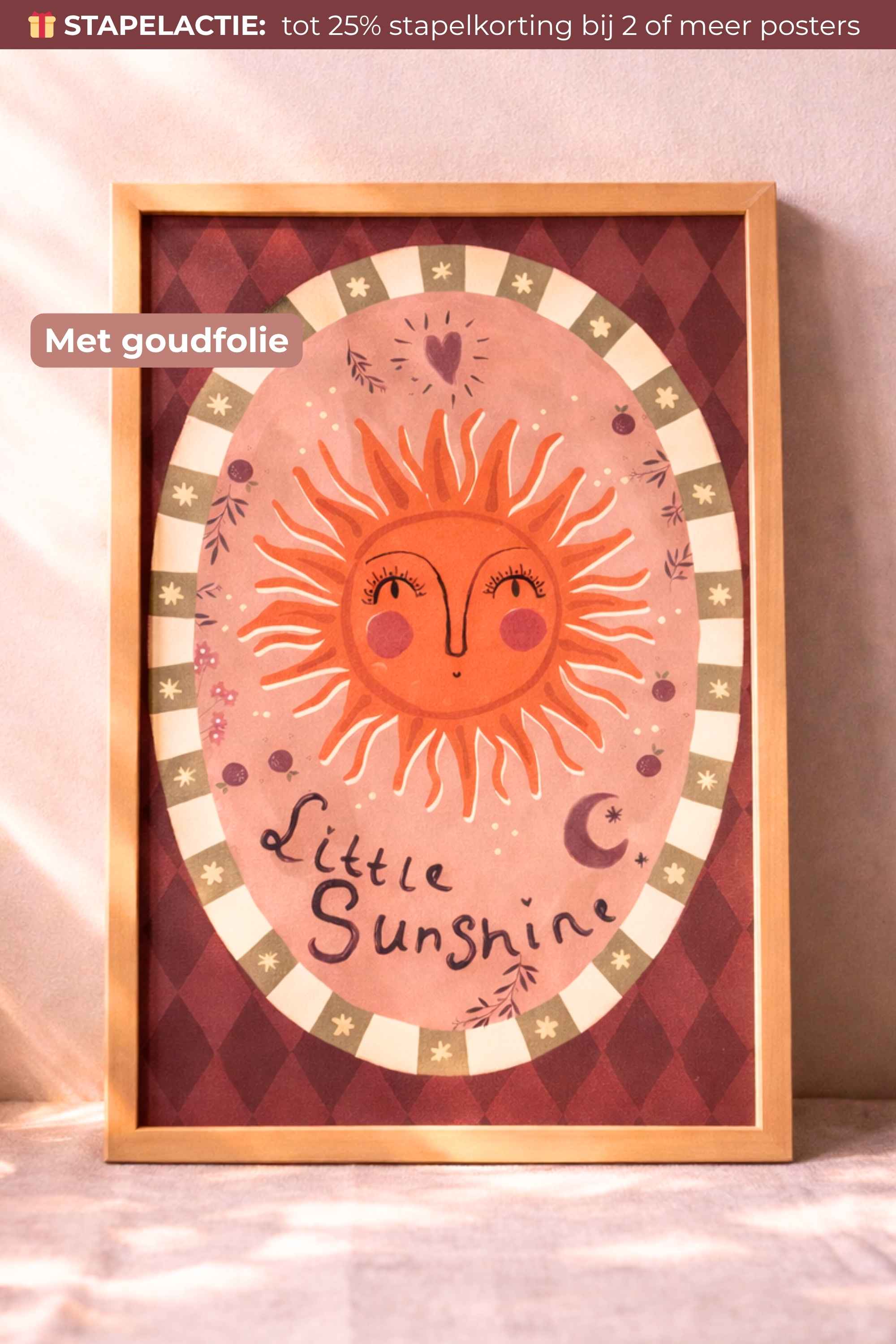 Handgeschilderde kinderkamerposter Little Sunshine met zon en goudfolie details