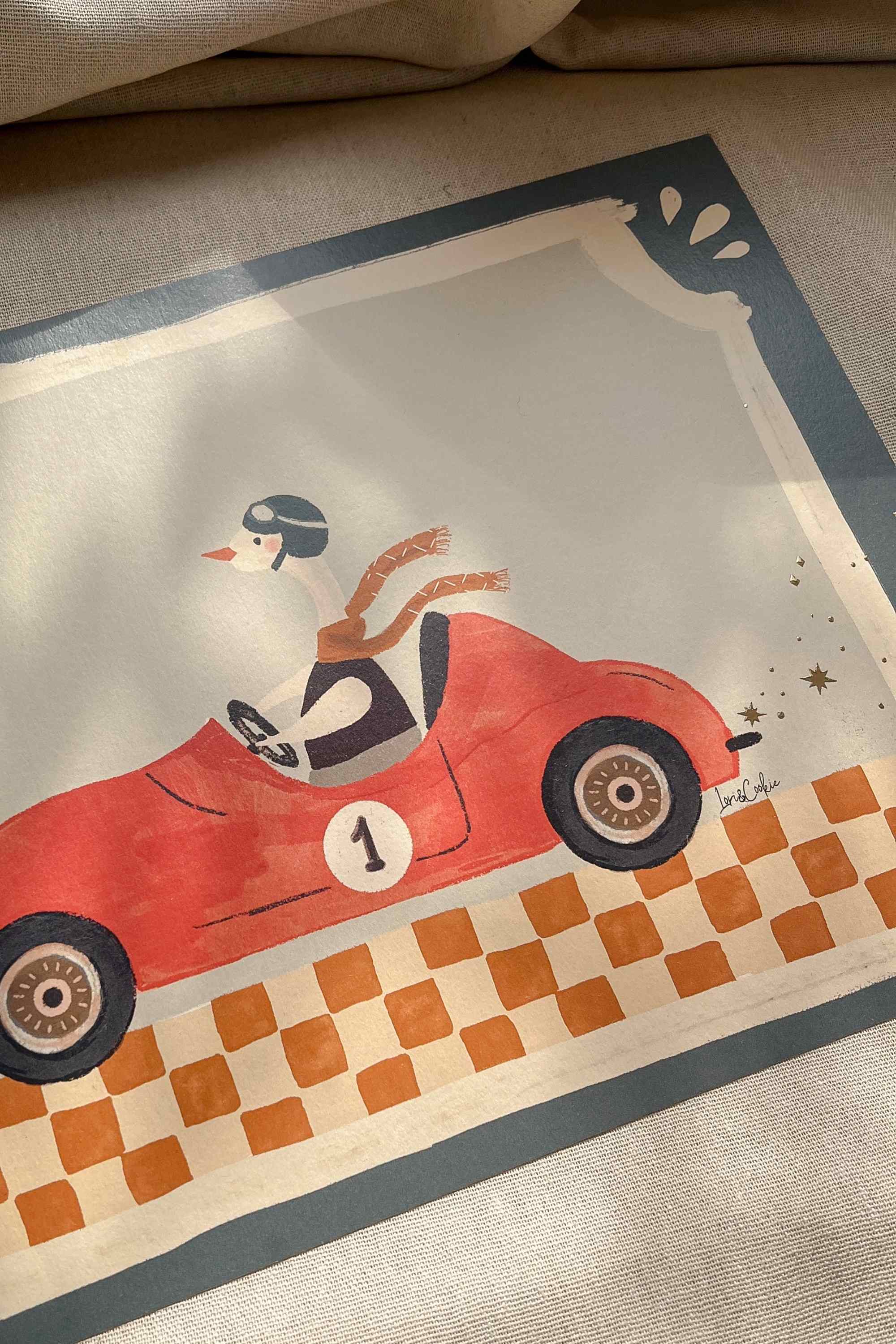 Detail van raceauto kinderkamerposter met goudfolie en ruitjespatroon