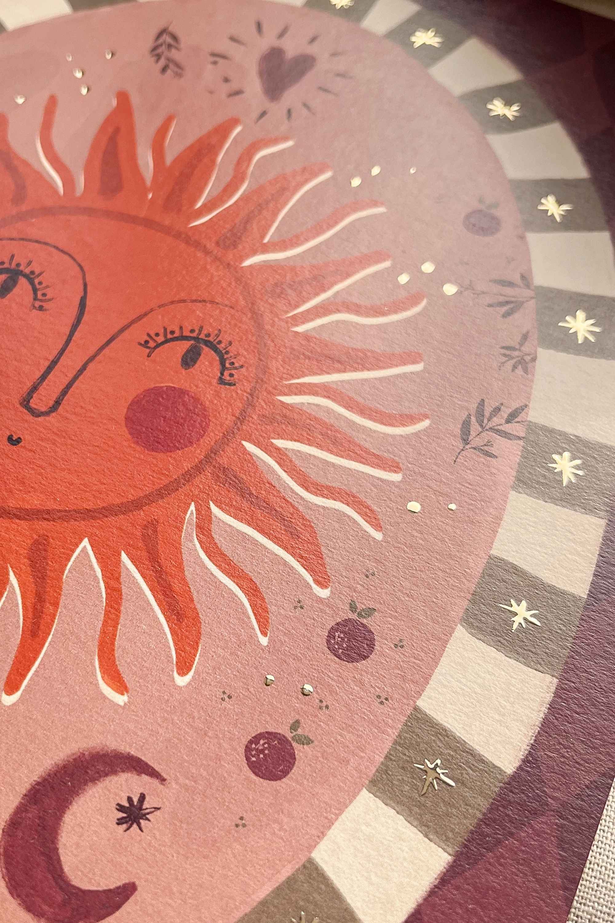 Detail van zon illustratie met goudfolie op kinderkamerposter Little Sunshine
