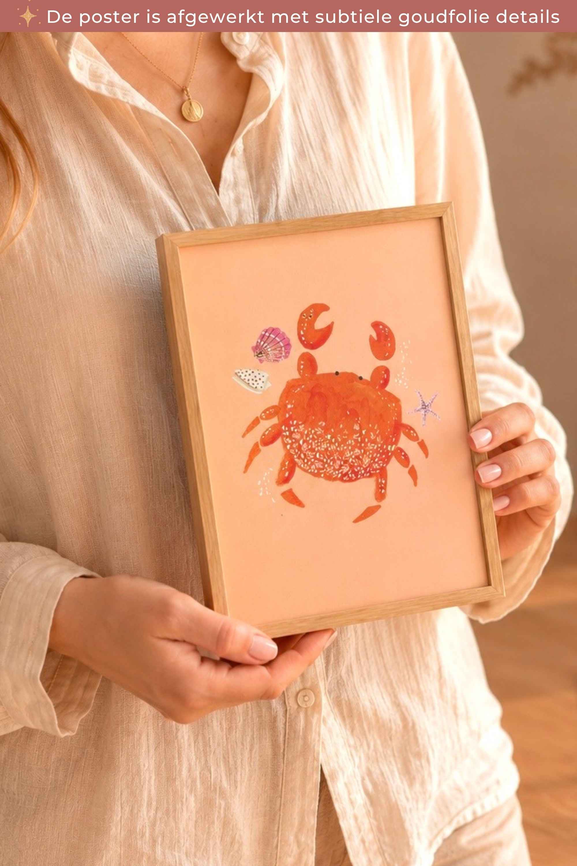 Handgeschilderde krab poster met goudfolie in houten lijst