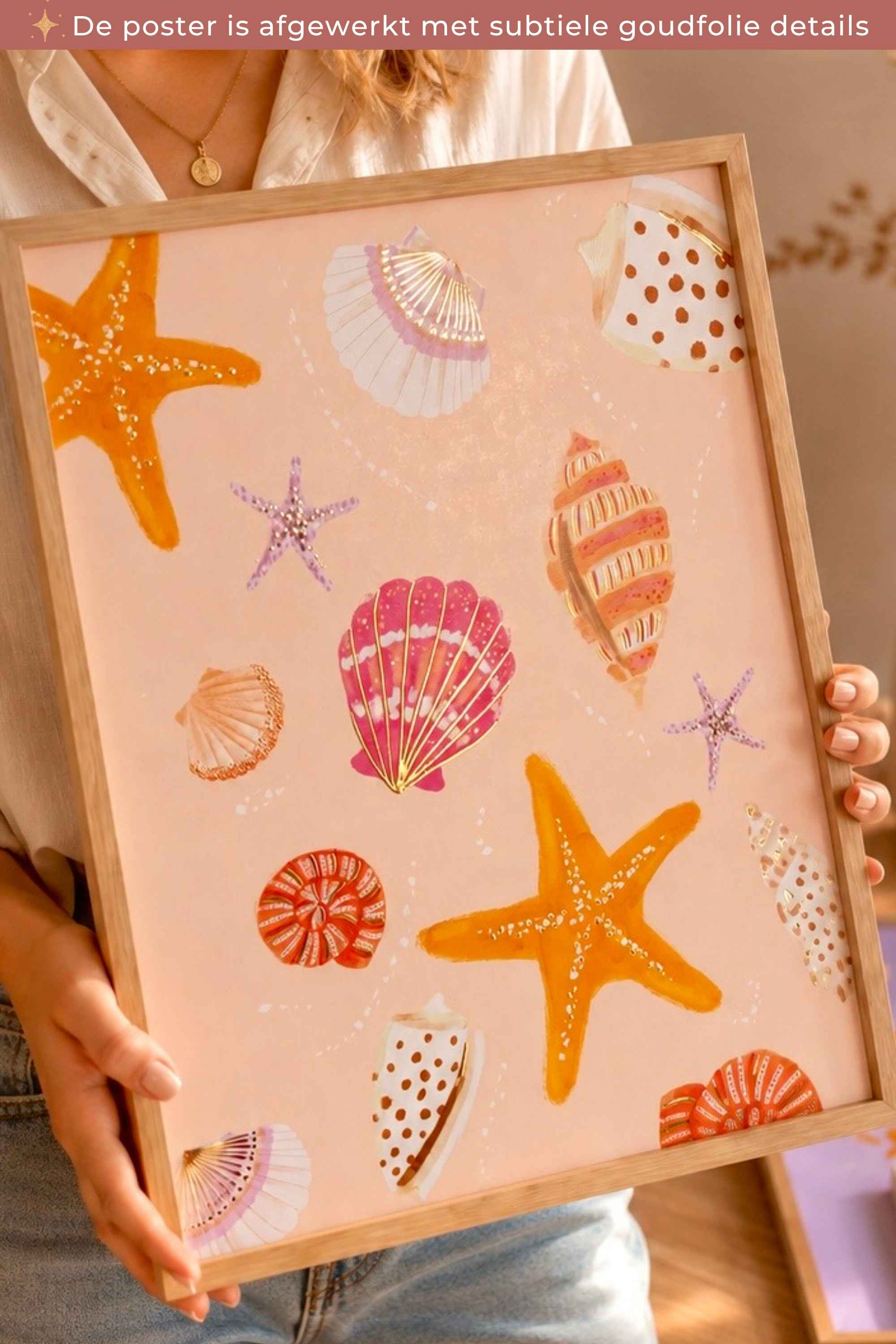 Handgeschilderde schelpen poster met goudfolie details vastgehouden in houten lijst