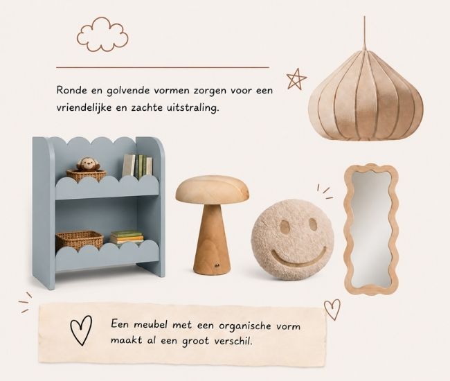 Jongenskamer inspiratie met beige tinten, houtdetails en speelse organische accessoires voor kleine ruimtes