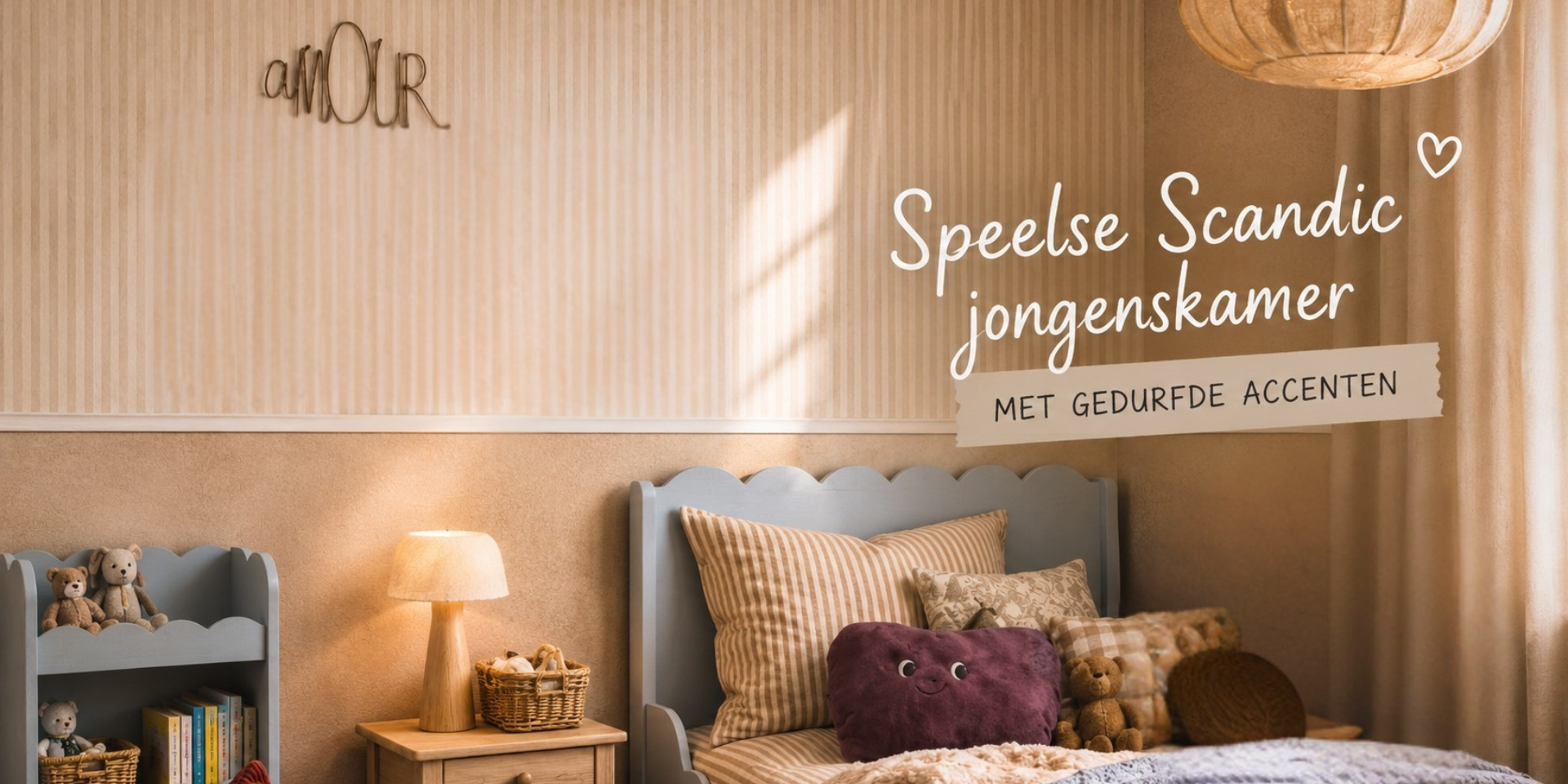 Speelse Scandinavische jongenskamer met warme kleuren, posters en stylingtips voor een kleine kamer