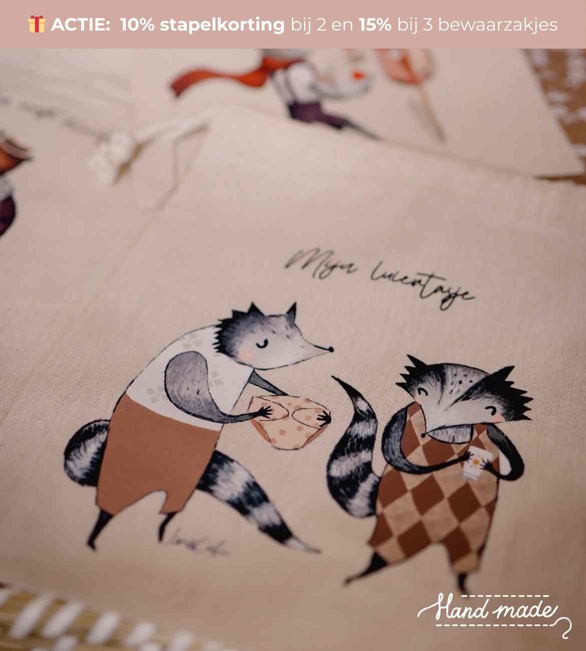 Detail van katoenen luiertasje met illustratie voor babyspullen