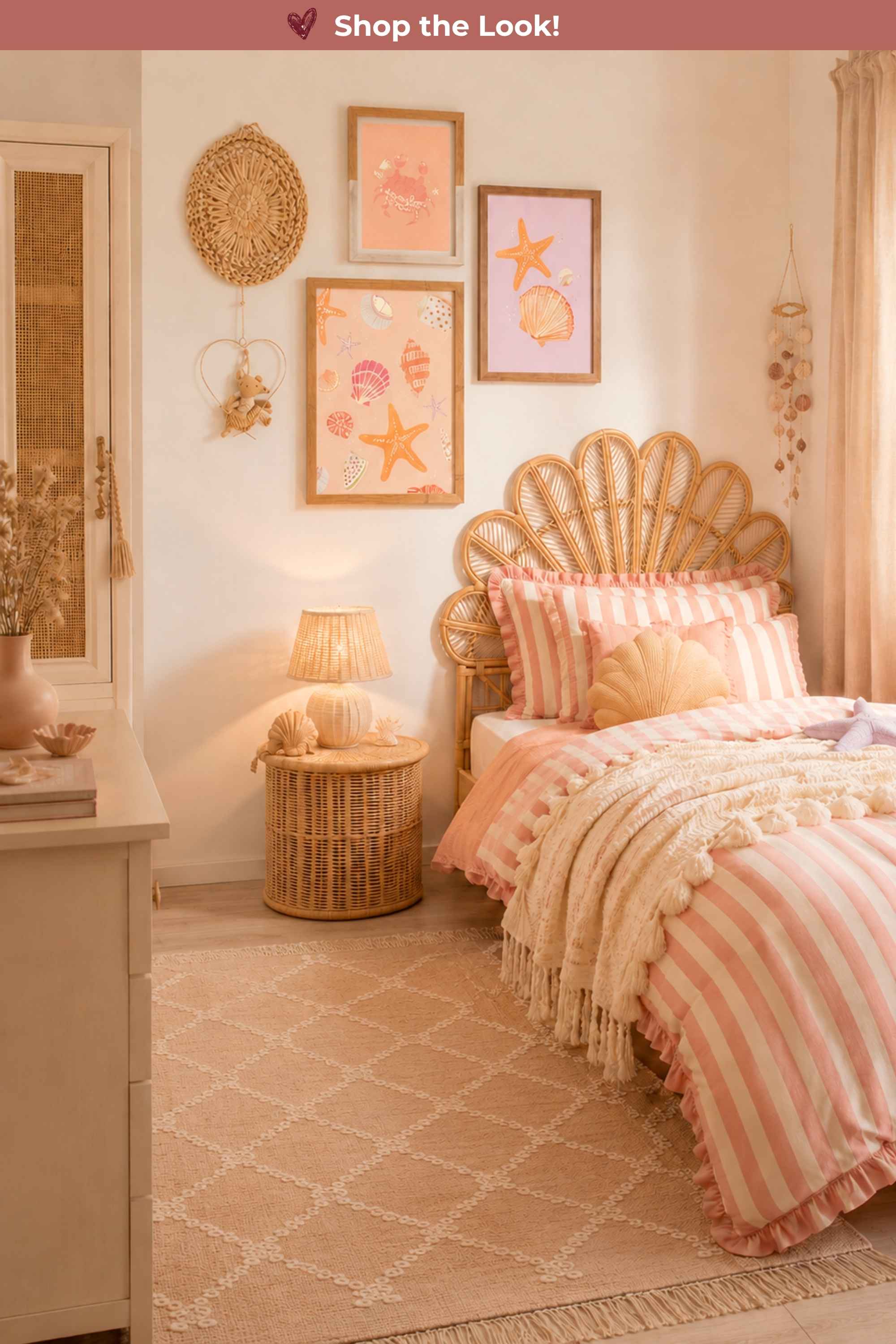Meisjeskamer met strand en schelpen posters, rotan bed en schelpdecoratie