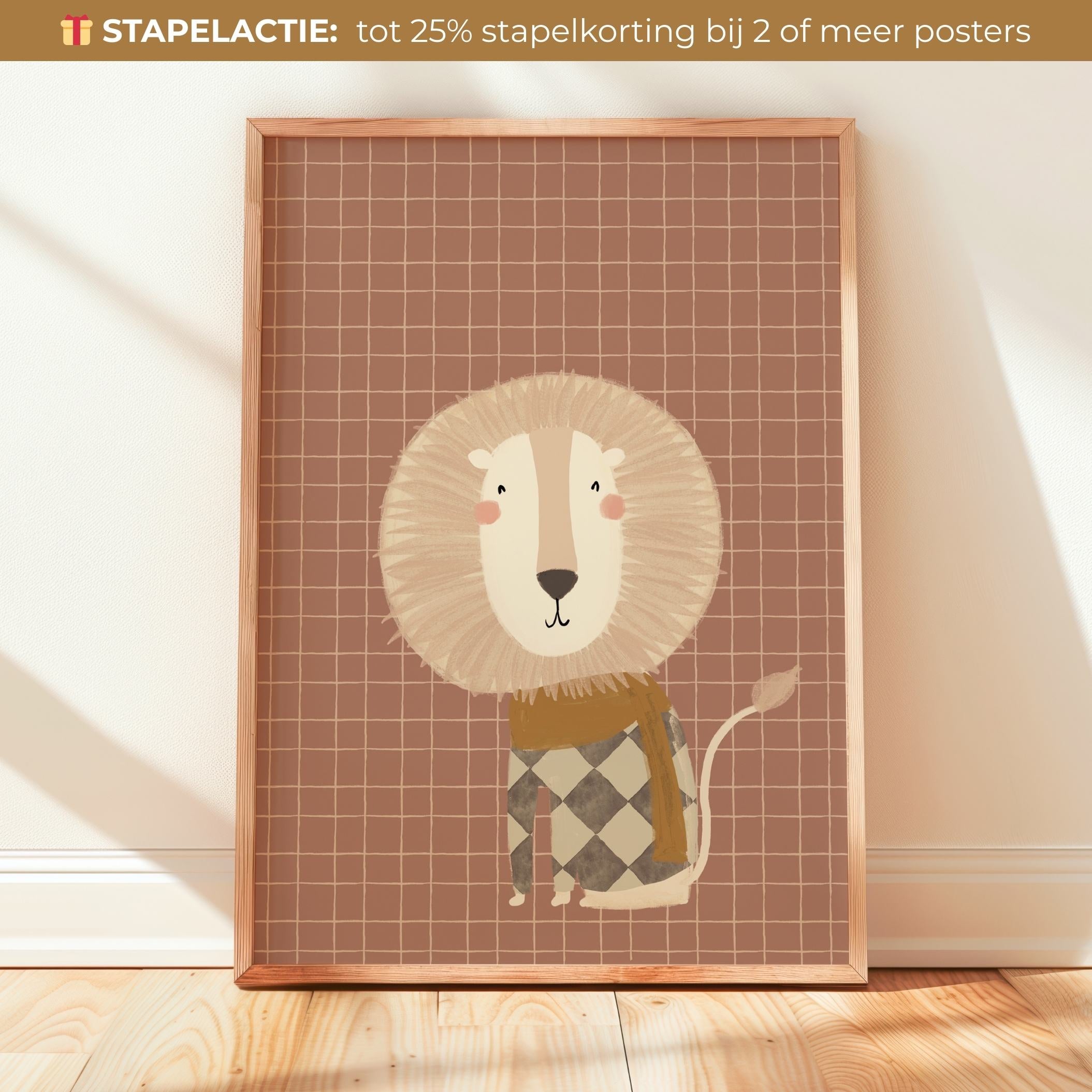Handgeschilderde Kinderkamer poster van een leeuw met een geruite trui en sjaal. Door Lori & Cookie Kidsdeco