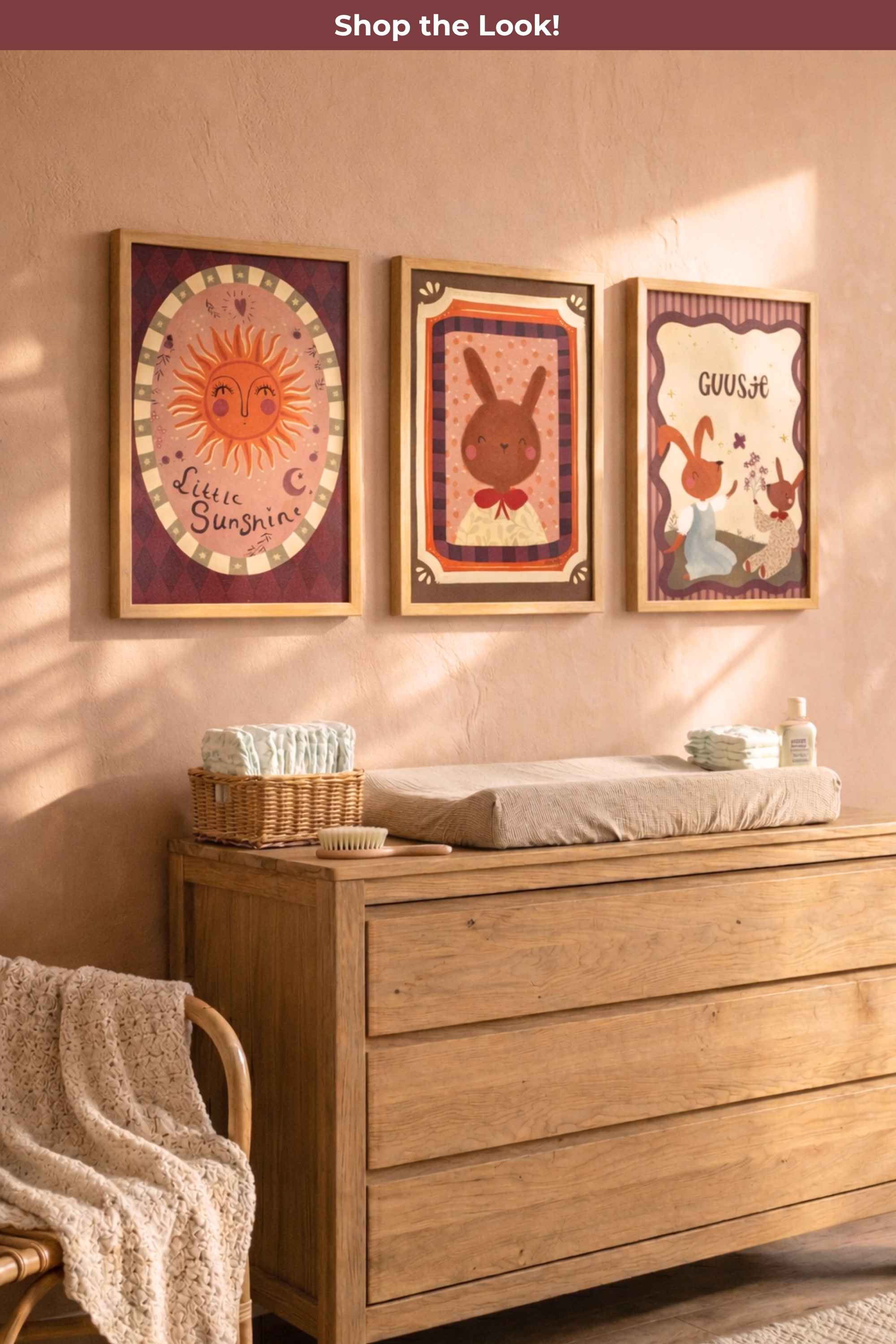 Babykamer posterset met paarse en groene kleuren. Zon, konijntjes en gepersonaliseerd, met goudfolie gestyled boven de commode van de babykamer.