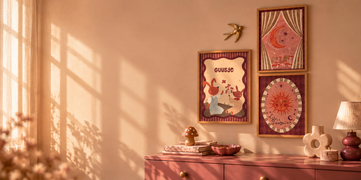 Zonnige meisjeskamer met drie handgeschilderde posters met goudfolie van Lori & Cookie Kidsdeco boven een roze commode: Gepersonaliseerde Konijntjes met de naam Guusje, Slapende Maan en Little Sunshine