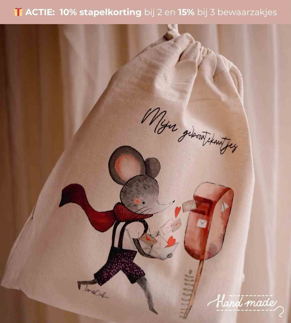 XL katoenen bewaarzakje voor geboortekaartjes en felicitaties met originele illustratie van Lori & Cookie