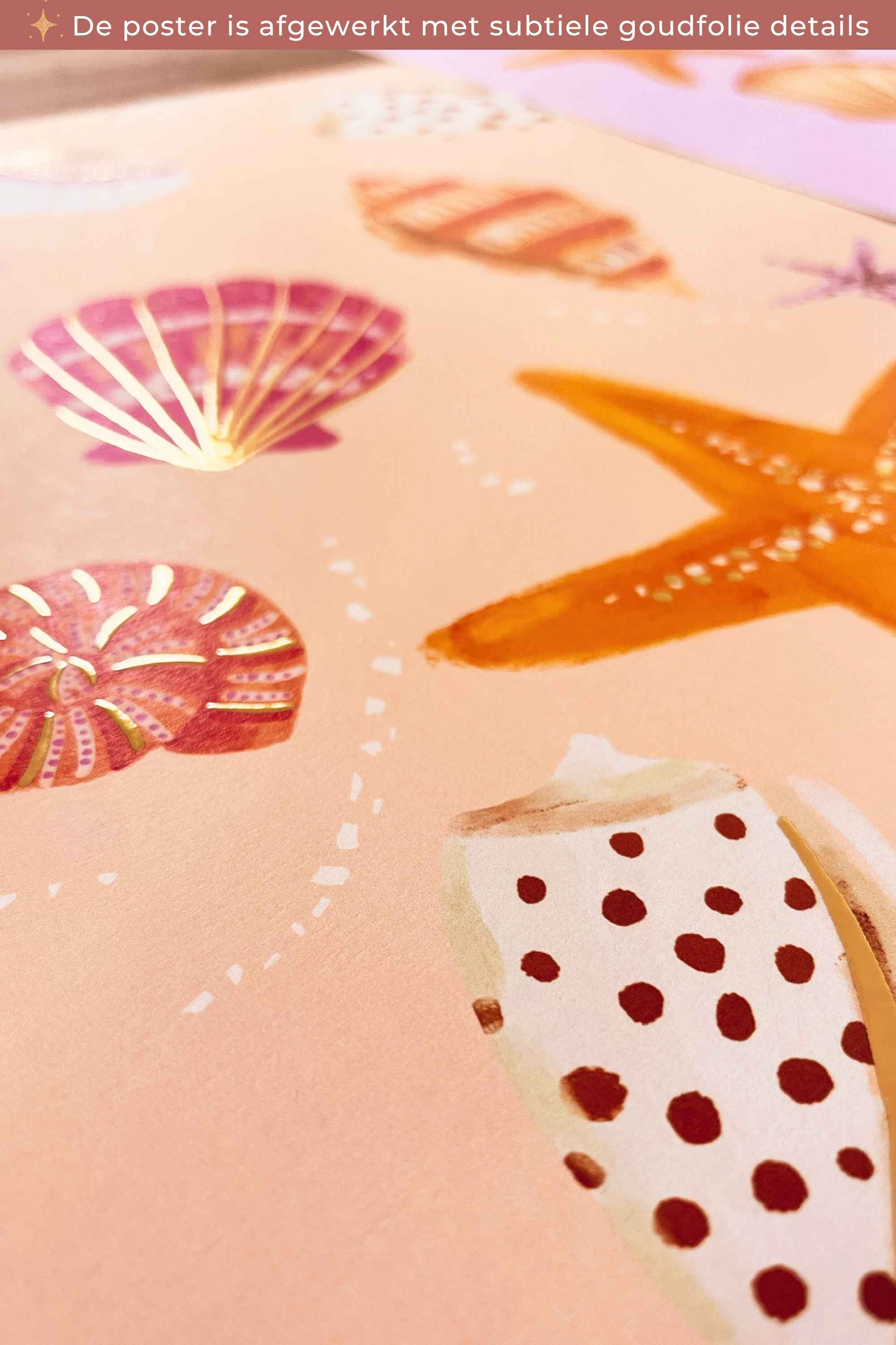 Detail van handgeschilderde schelpenposter met subtiele goudfolie accenten