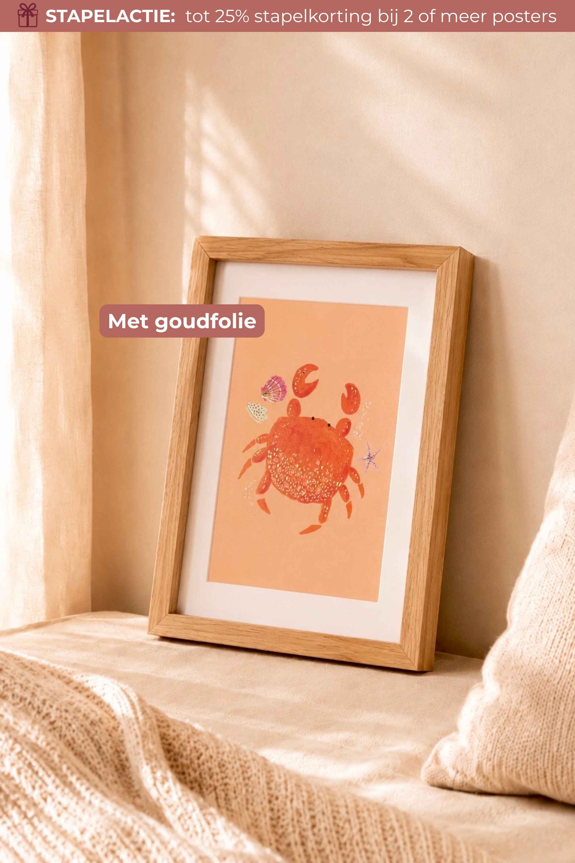 Handgeschilderde krab poster met goudfolie details voor een zee en strand thema kinderkamer