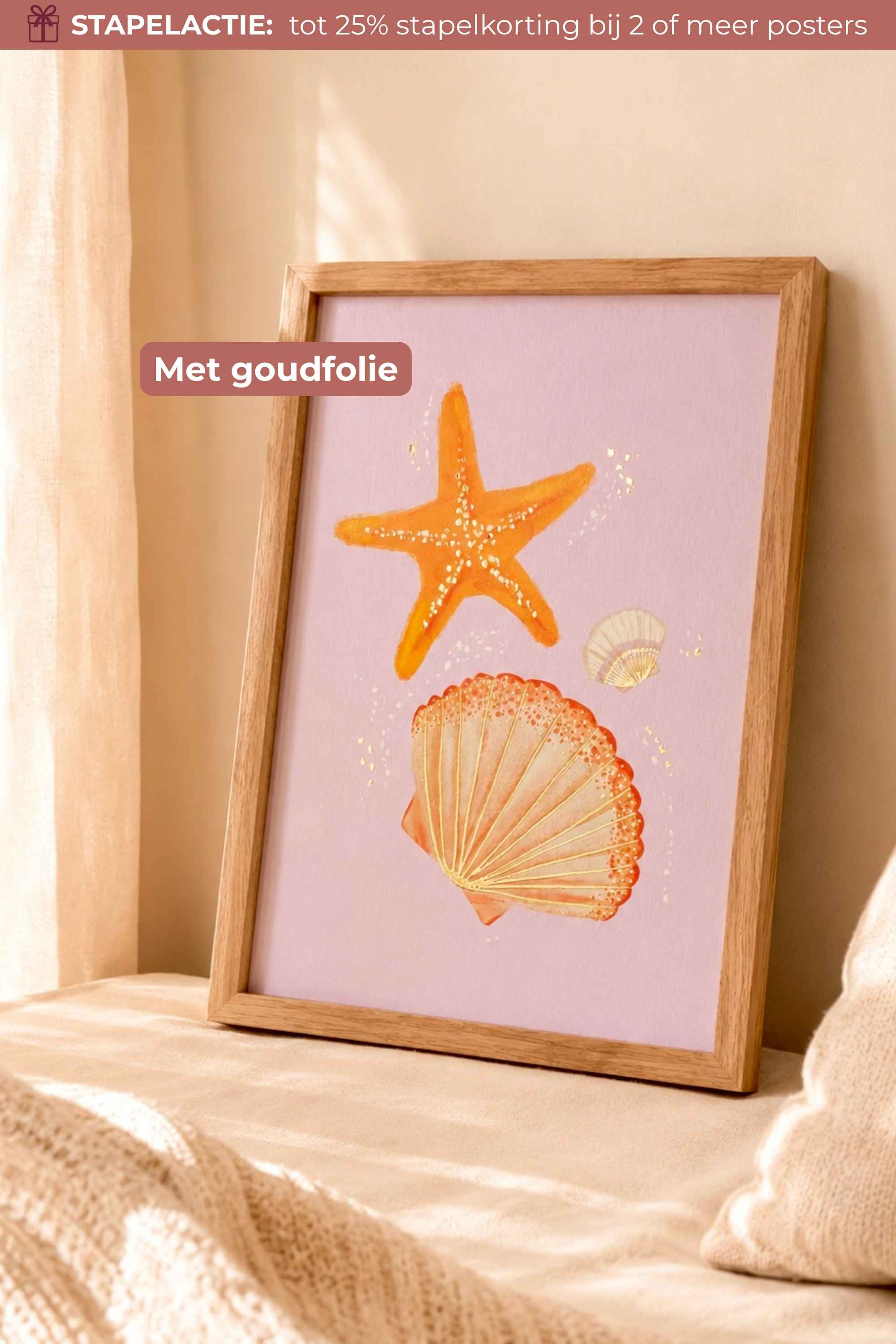 Handgeschilderde zeester poster met goudfolie details voor de kinderkamer